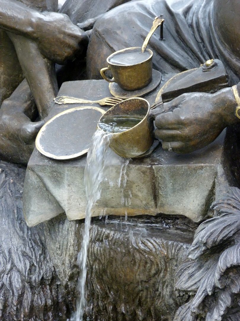 Ehekarussell / Hans-Sachs-Brunnen "Vielfraß" / Detail mit überlaufenden Tasse