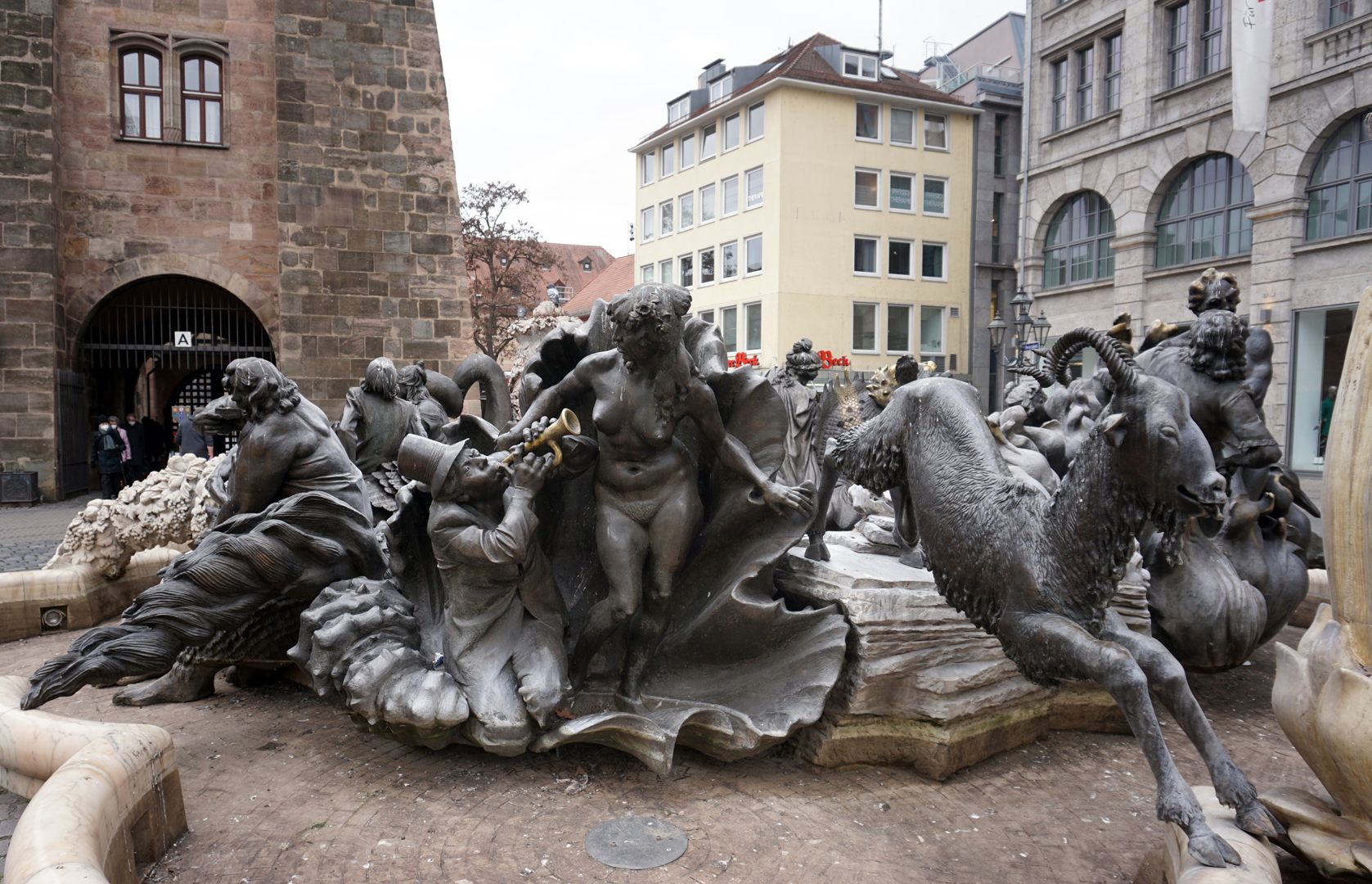 Ehekarussell / Hans-Sachs-Brunnen "Venusmuschel" / "Die junge Frau tritt nackt und schön - wie Venus, die Schaum geborene Göttin ewiger Jugend - aus der Muschel, Rosen der Liebe im Haar." (J.W.)