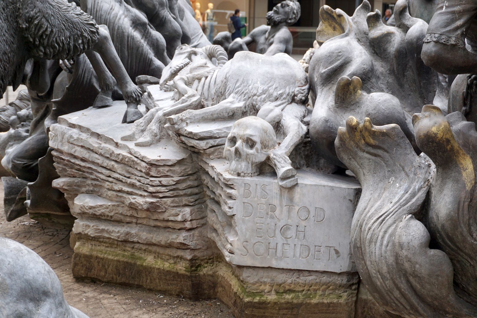 Ehekarussell / Hans-Sachs-Brunnen Ehefels auf dem das tote Paar als verendeter Bock und als menschlischer Schädel liegt. "Bis der Tod euch scheidet"