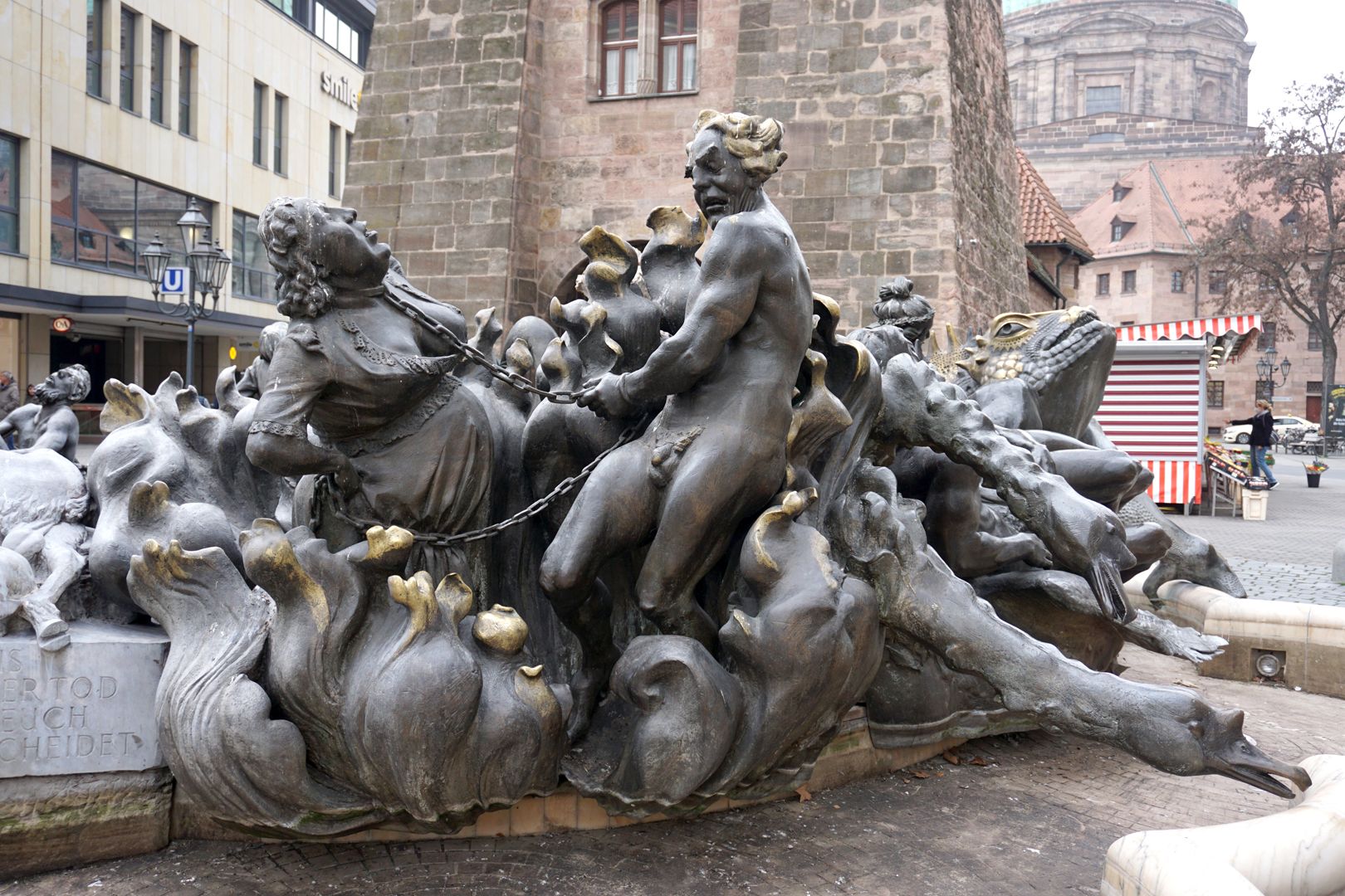 Ehekarussell / Hans-Sachs-Brunnen "Höllenfeuer" mit dem aneinander geketteten Paar