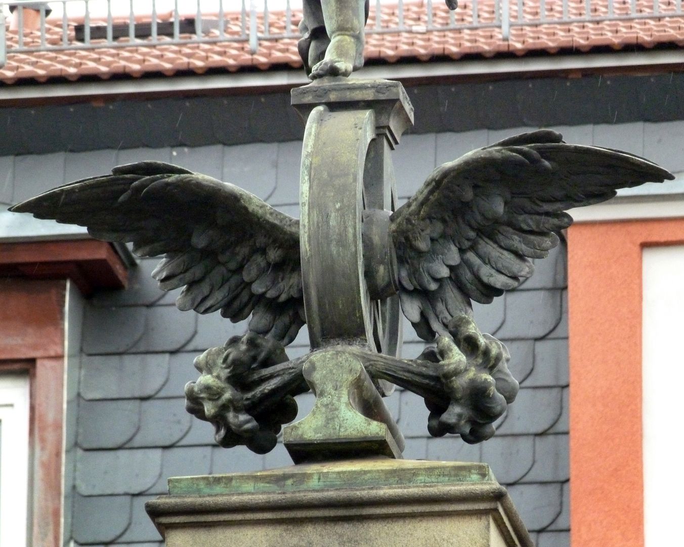 Ludwigseisenbahn-Denkmal Detailansicht mit geflügeltem Rad als Symbol der Eisenbahn und des Schienenverkehrs, dampfend über einem Stück Schiene