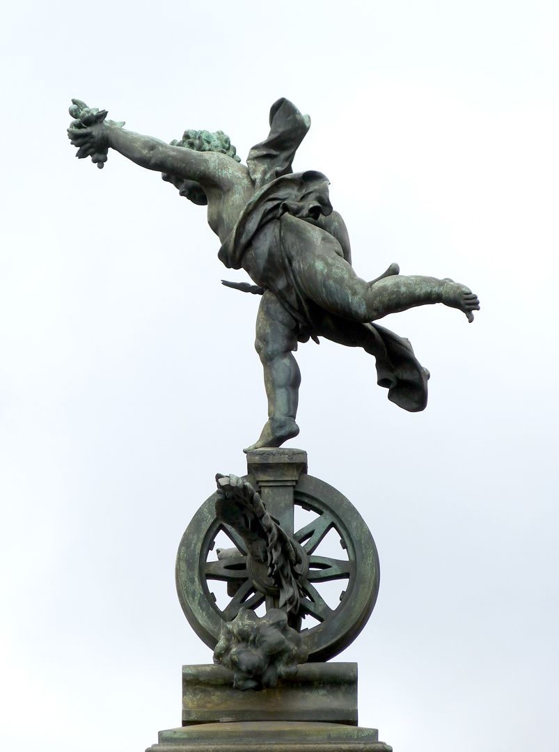 Ludwigseisenbahn-Denkmal Obeliskbekrönung, Putto mit Früchten auf einem geflügeltem Schienenrad, Ansicht von Osten
