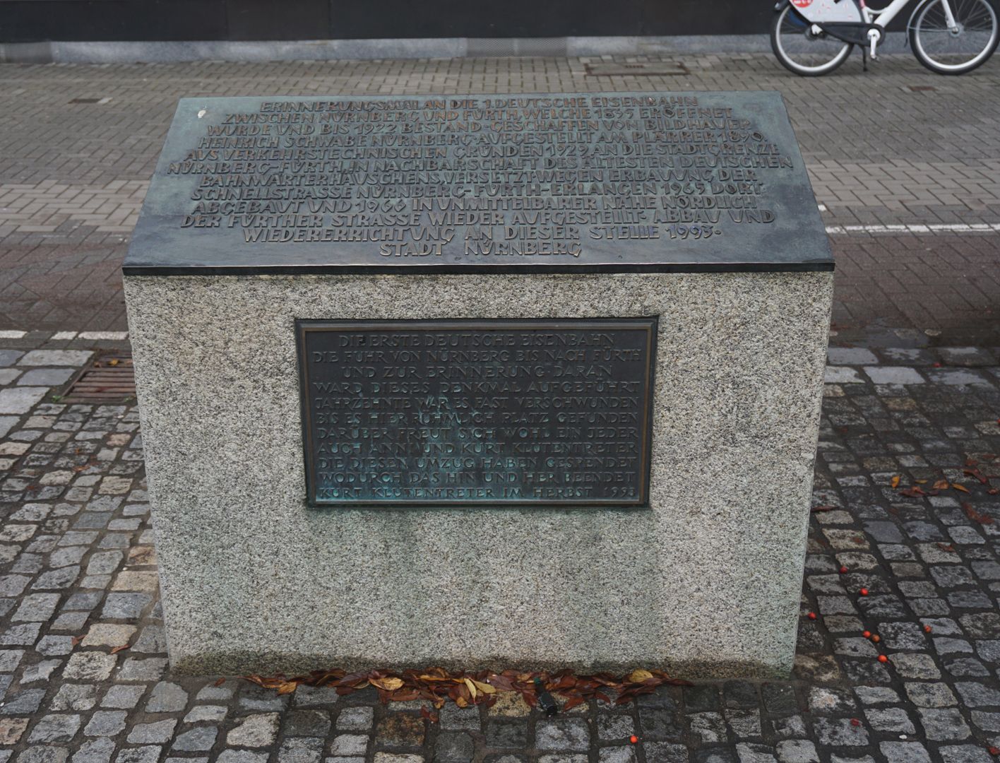 Ludwigseisenbahn-Denkmal Pultstein mit zwei Inschriftentafeln