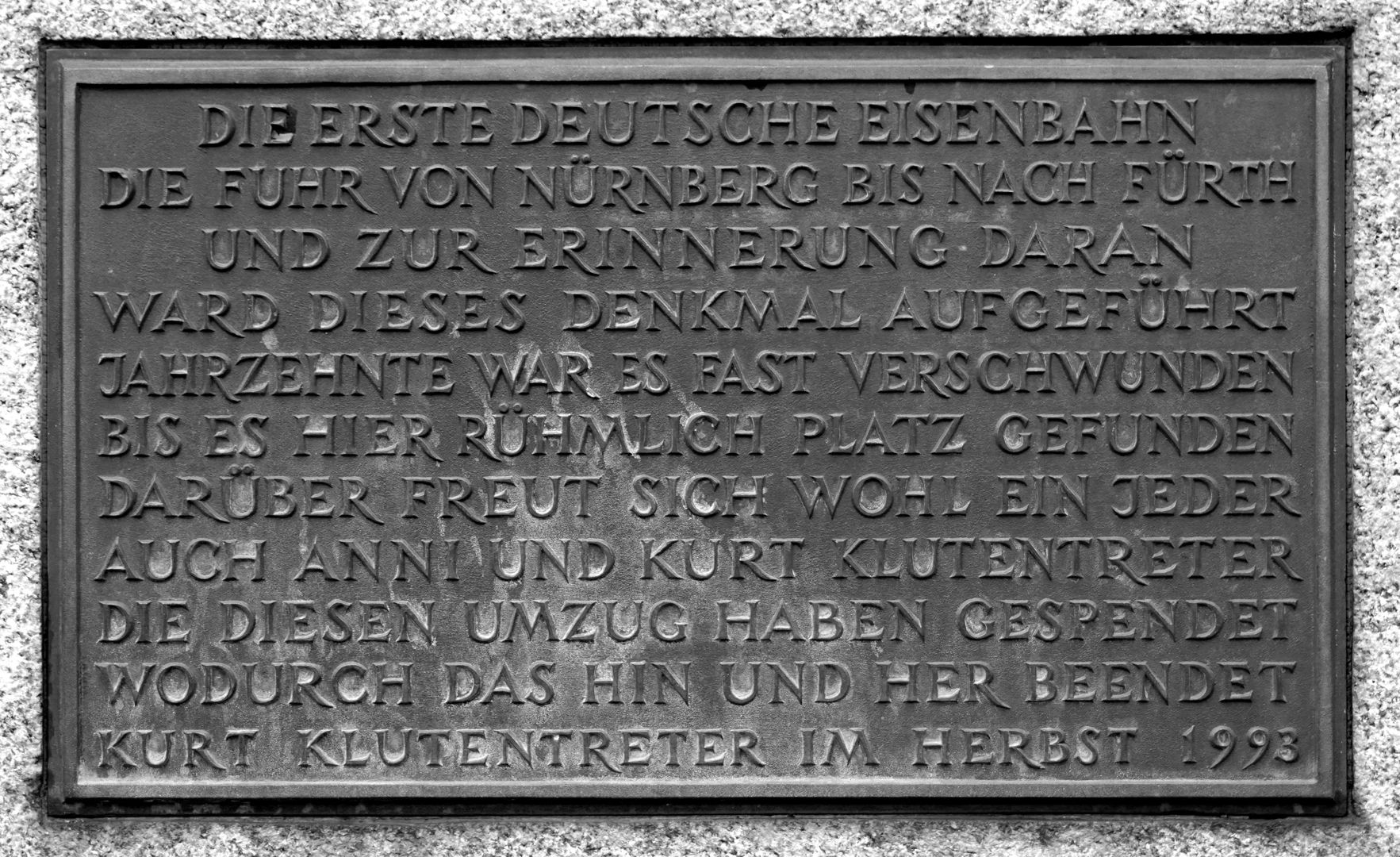 Ludwigseisenbahn-Denkmal Auf der Denkmalseite des Pultsteines, Inschrift von Anni und Kurt Klutentreter