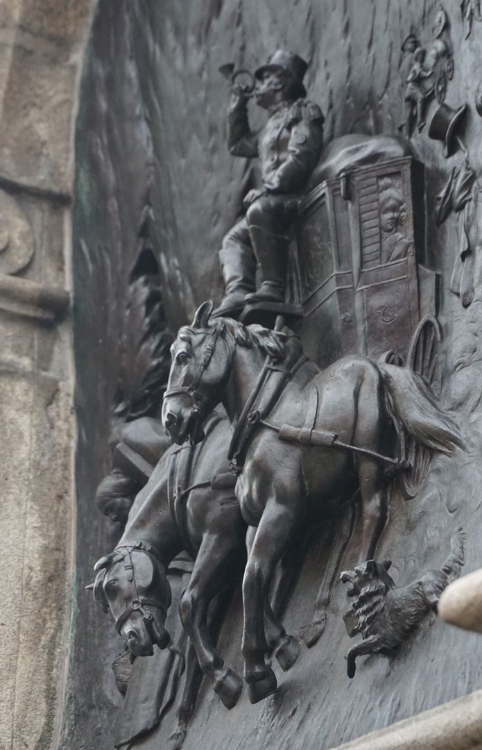 Ludwigseisenbahn-Denkmal Reliefbild auf der Nordseite, "Die Zeit vor der Eisenbahn", Schrägansicht