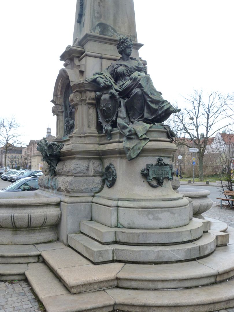 Ludwigseisenbahn-Denkmal Sockelbereich, Nordwestseite