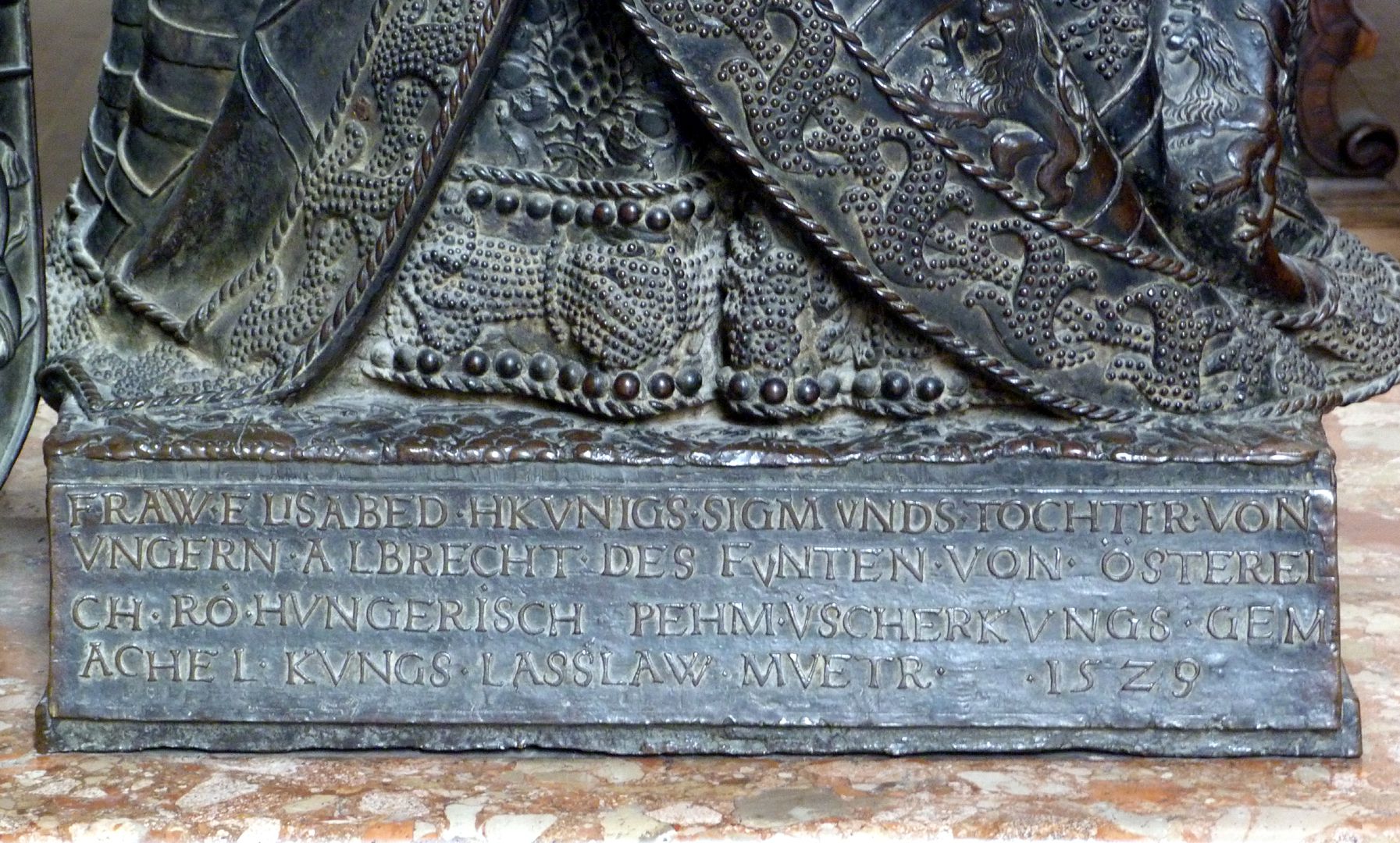 Elisabeth von Ungarn  (Innsbruck) Sockel mit Inschrift