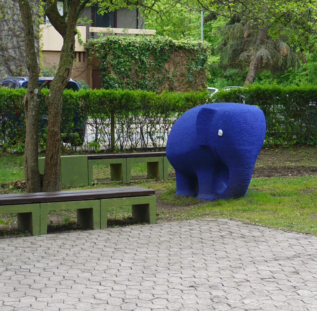 Elefant Spielplatzanlage mit Sitzbänken