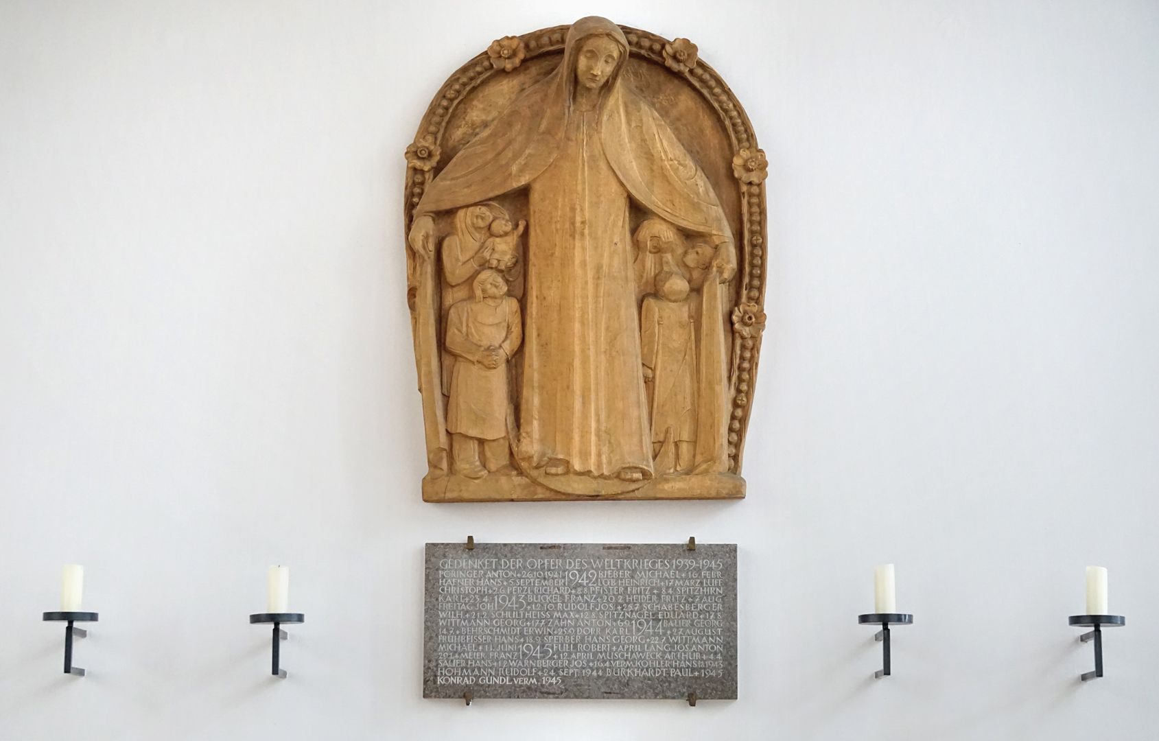 Schutzmantelmadonna Schutzmantelmadonna mit Gedenktafel