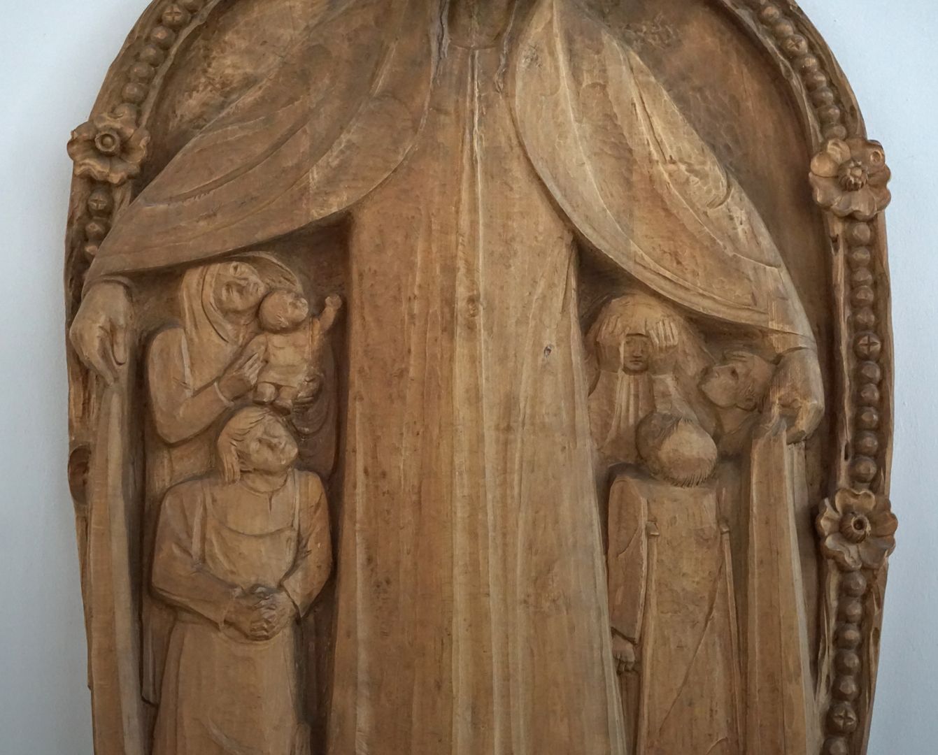 Schutzmantelmadonna Schutzsuchende unter dem Mantel