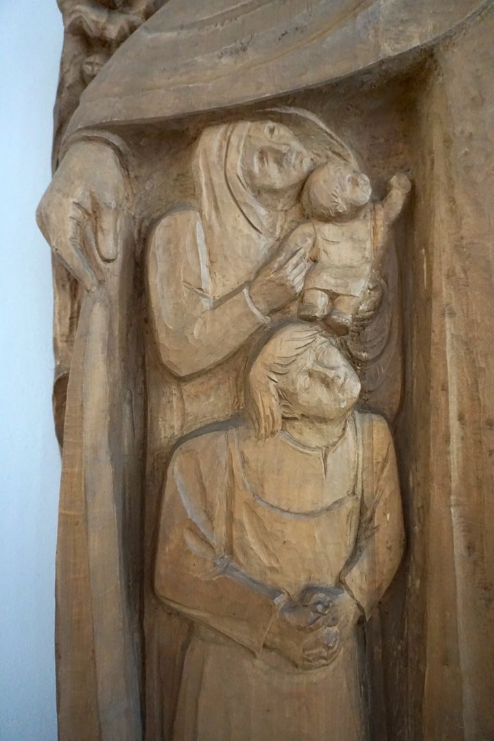 Schutzmantelmadonna Schutzsuchende unter dem Mantel, linke Seite