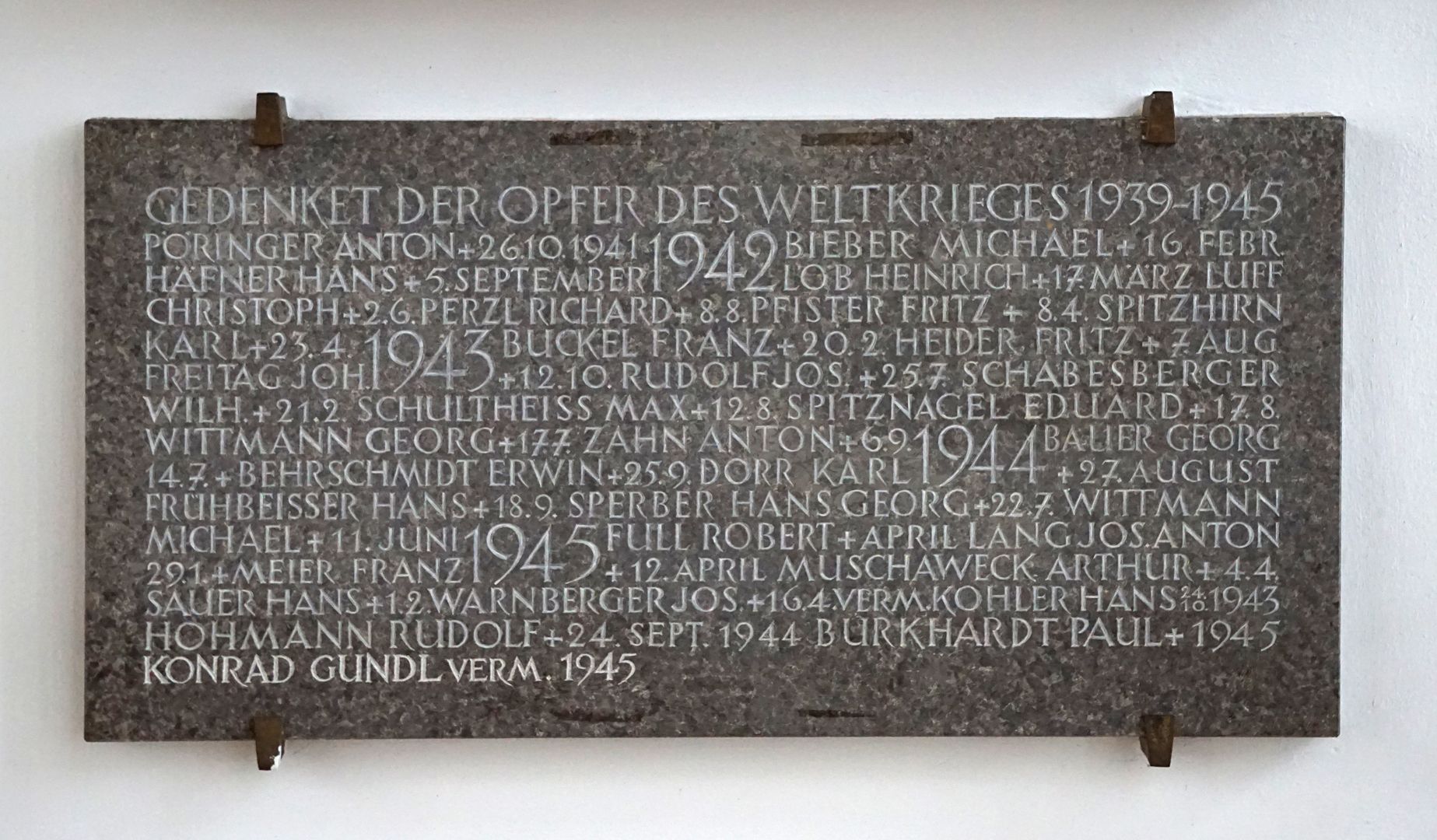 Schutzmantelmadonna Gedenktafel mit den Namen der im Krieg 1939/45 Vermissten und Gefallenen der Gemeinde