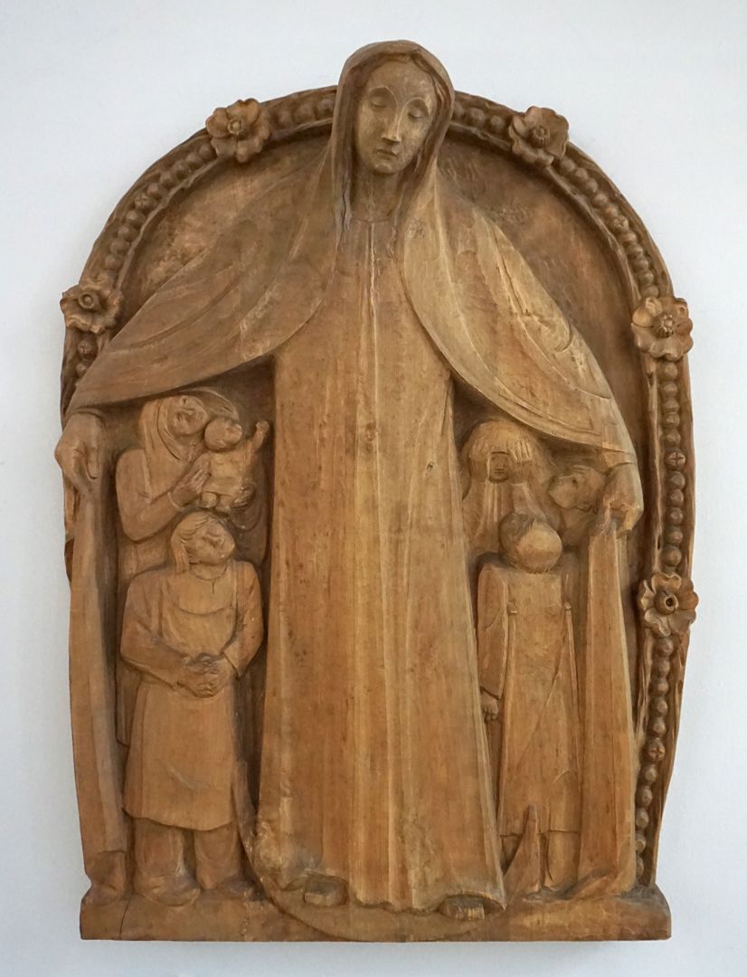 Schutzmantelmadonna Maria auf einer Mondsichel stehend, schützt Menschen unter ihrem ausgebreiteten Mantel