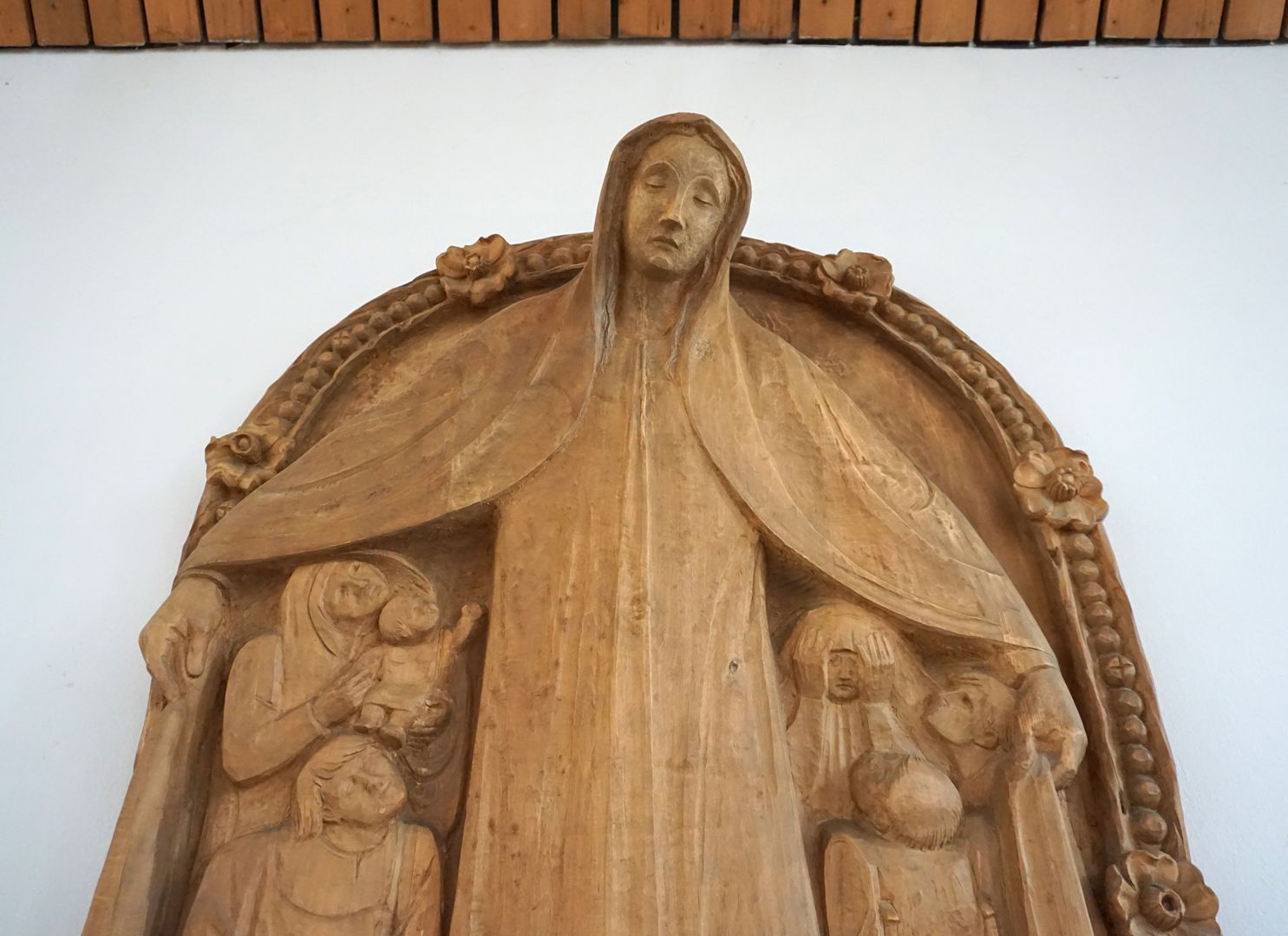 Schutzmantelmadonna Schrägansicht