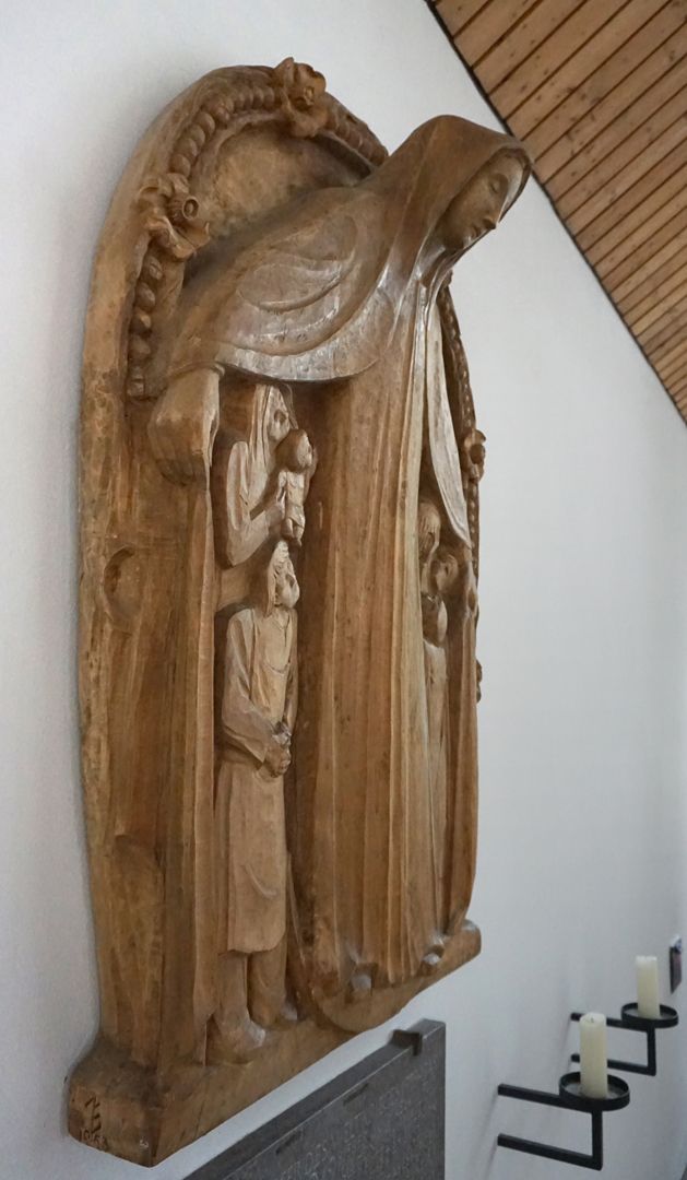 Schutzmantelmadonna seitliche Ansicht von Süden