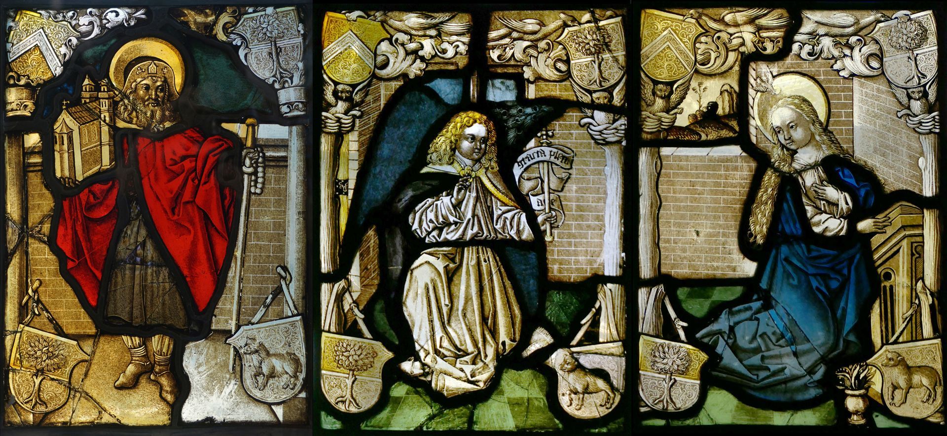 Maria aus der Verkündigung an Maria Fenster aus dem Chörlein (Sebalder Pfarrhof) neben zwei aus der Sakristei von St. Sebald