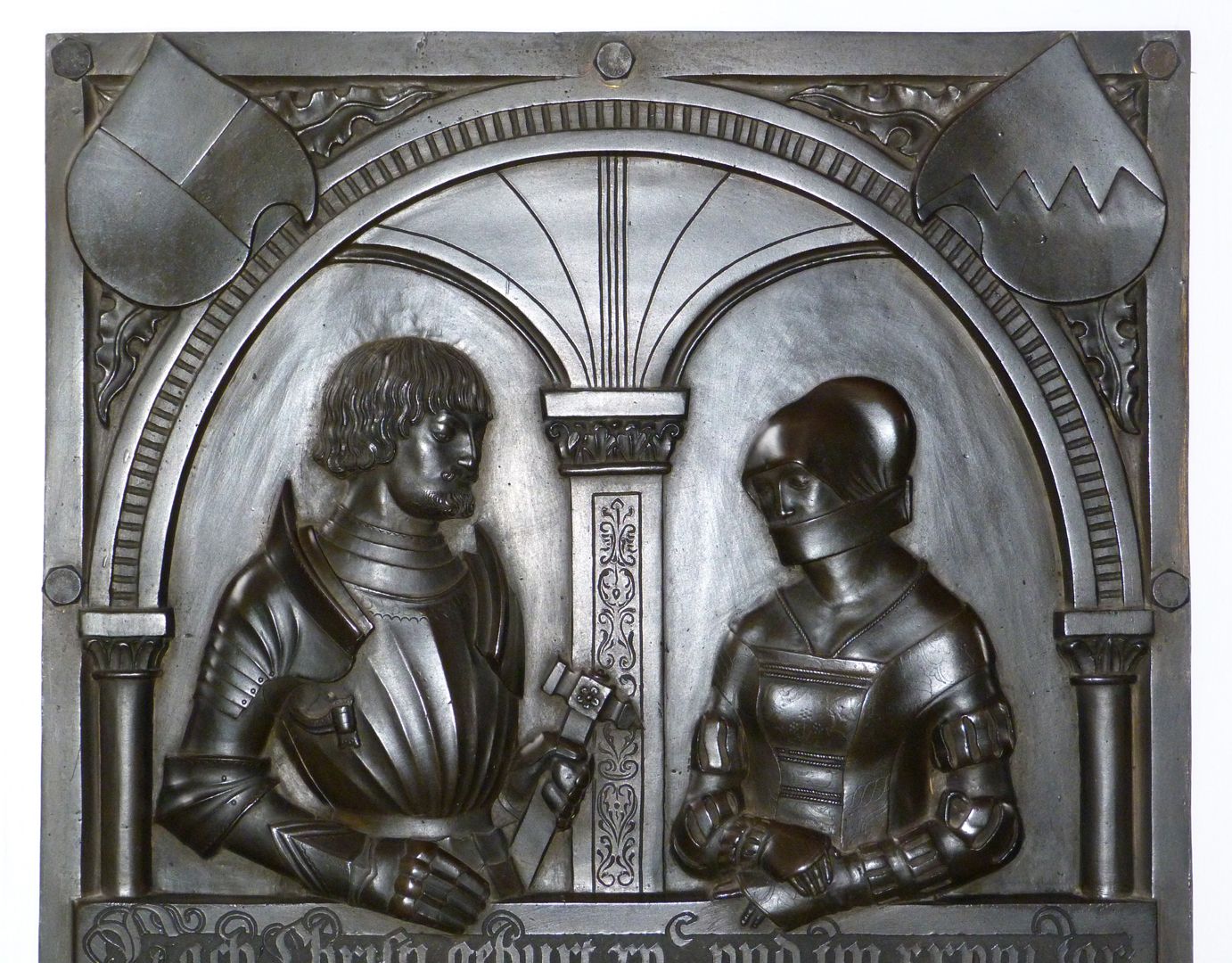 Epitaph der Walburga von Schaumberg und ihres Gemahls, Sebastian Ädikula mit "Balkonbild" der Edelleute (Blitzlichtaufnahme)