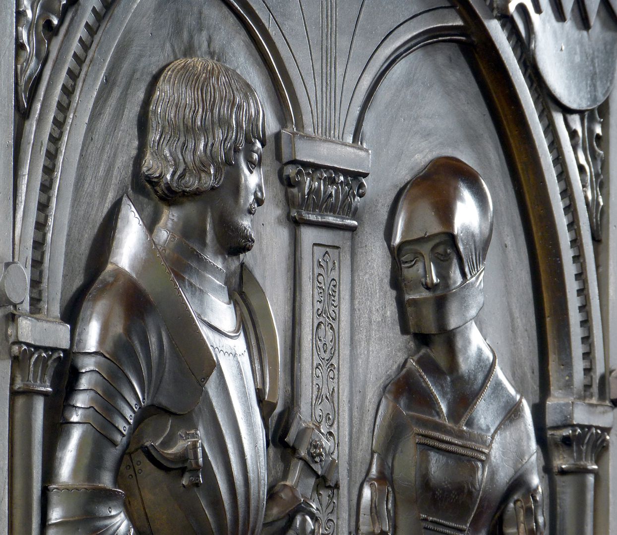 Epitaph der Walburga von Schaumberg und ihres Gemahls, Sebastian Figurenbüsten, Schrägansicht von links