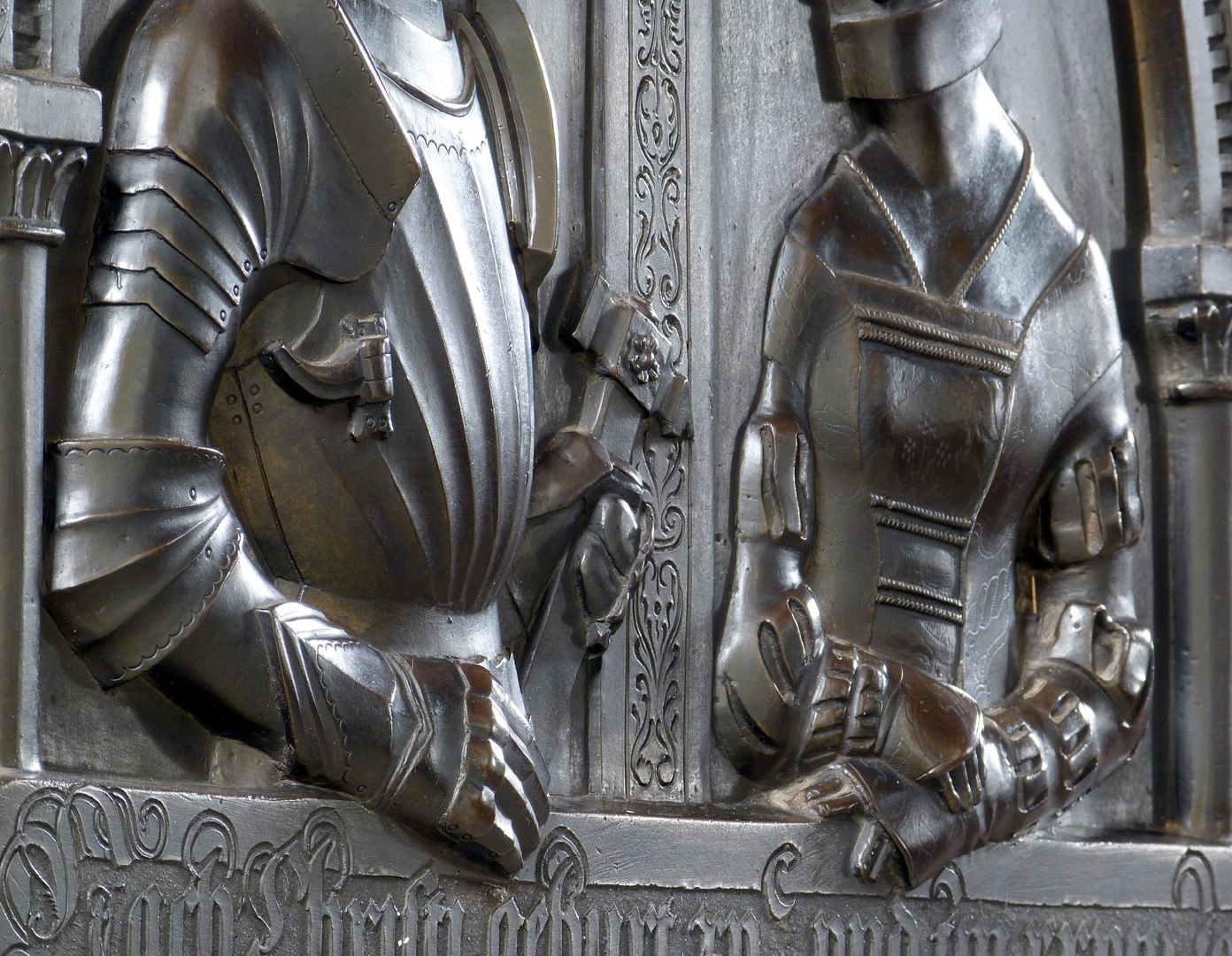 Epitaph der Walburga von Schaumberg und ihres Gemahls, Sebastian scharfe Schrägansicht der Oberkörperreliefs