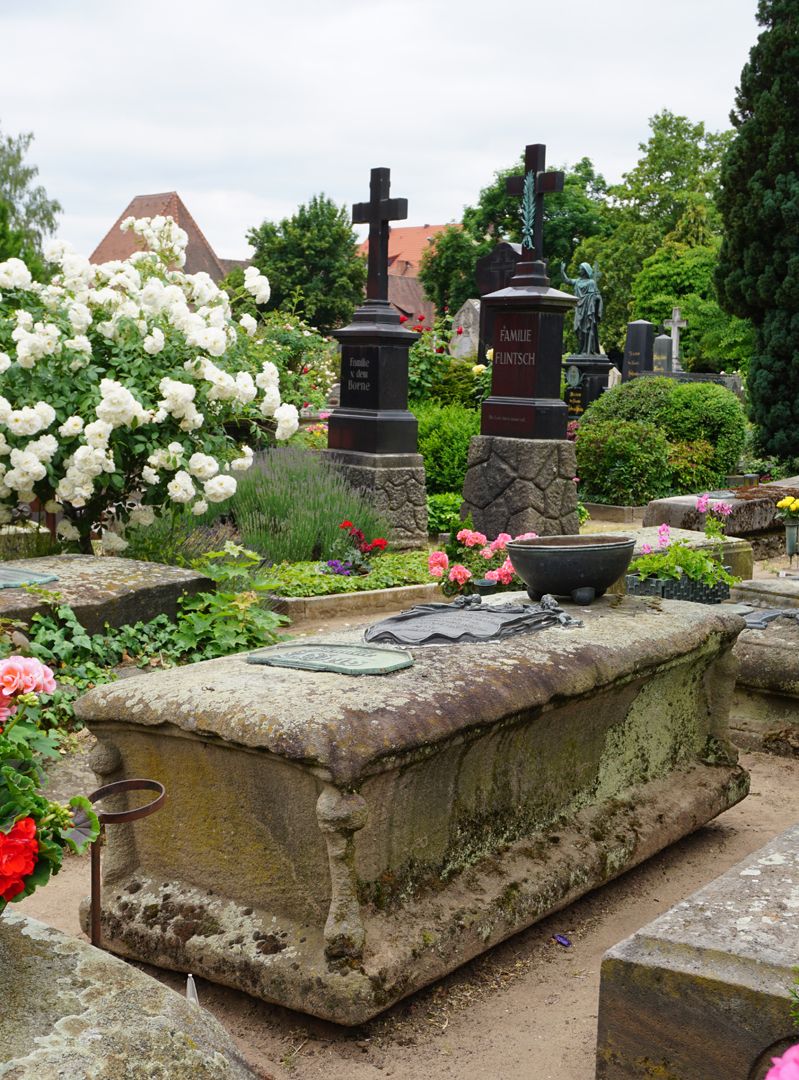 Epitaph des Georg Philipp Harsdörffer "Decke ruhet gleichsam an den vier Ecken auf soviel aus Stein gehauenen Roehrbeinen oder Menschenknochen, ..."