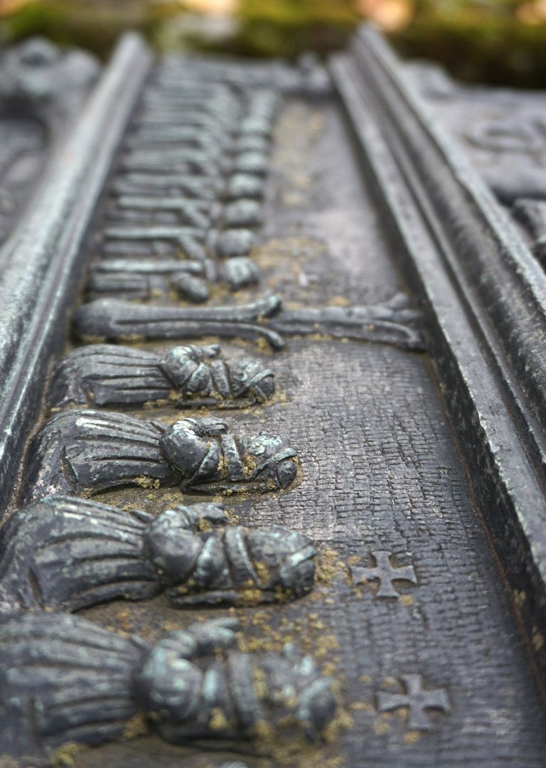 Grabstätte Christian Maijr (Mayr, Mair) Barbara Nussberger und Hanns Jeckel Detailansicht mit Frauen- und Männerseite