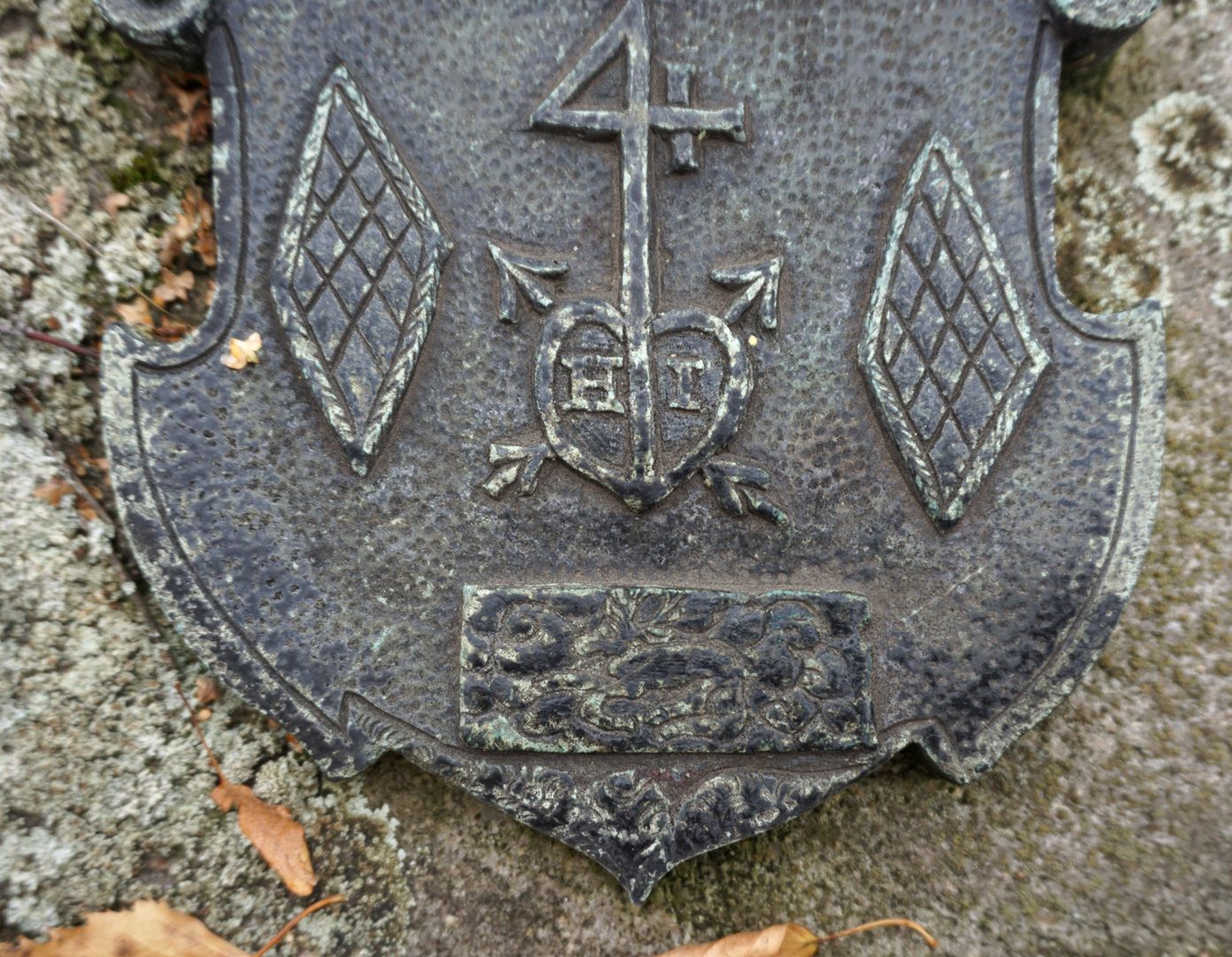 Grabstätte Christian Maijr (Mayr, Mair) Barbara Nussberger und Hanns Jeckel Detailansicht: Herz mit Meistermarke, Lebkuchen und Lebzelte