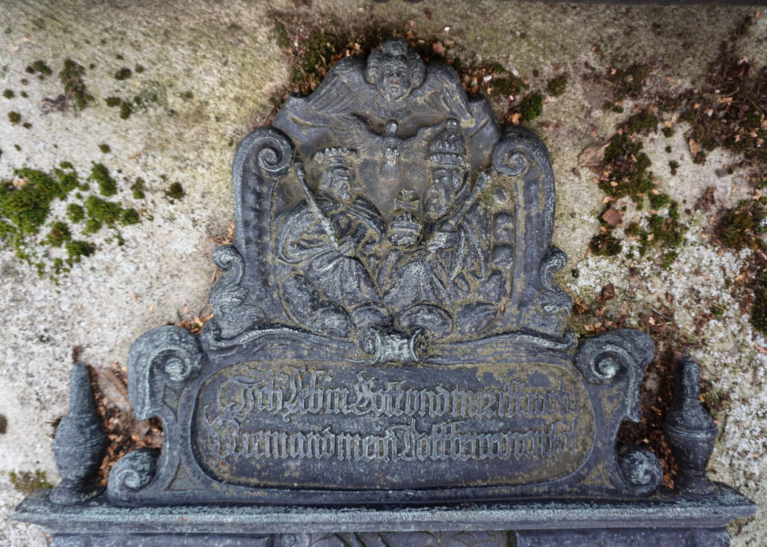 Grabstätte Christian Maijr (Mayr, Mair) Barbara Nussberger und Hanns Jeckel Detailansicht mit der hl. Dreifaltigkeit / Inschrift: "Ich Leb in Gott und mir ist wohl / niemand mein Dott beweinen soll"