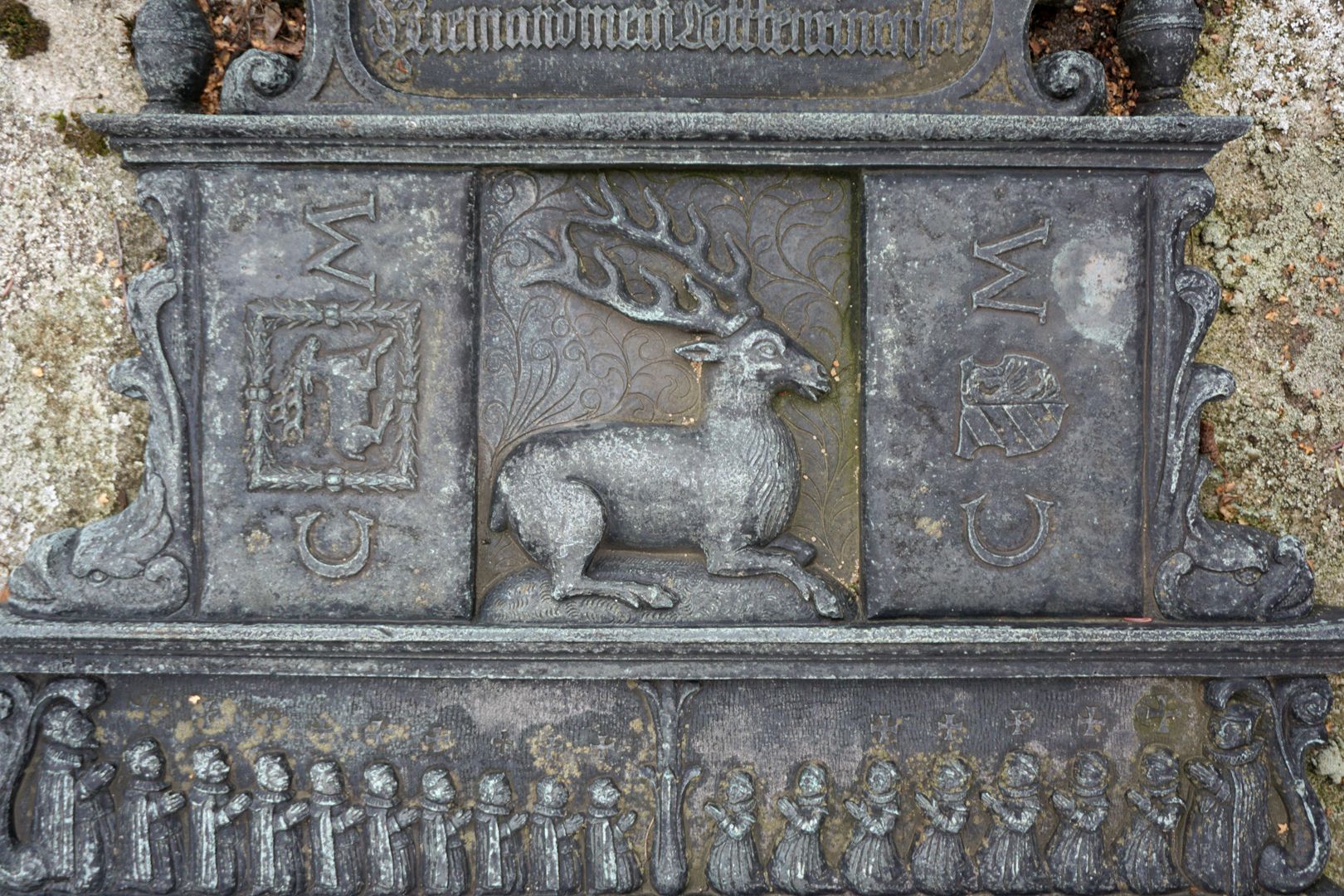 Grabstätte Christian Maijr (Mayr, Mair) Barbara Nussberger und Hanns Jeckel zwei Lebkuchen mit den Initialen von Christian Mair rahmen einen Hirsch