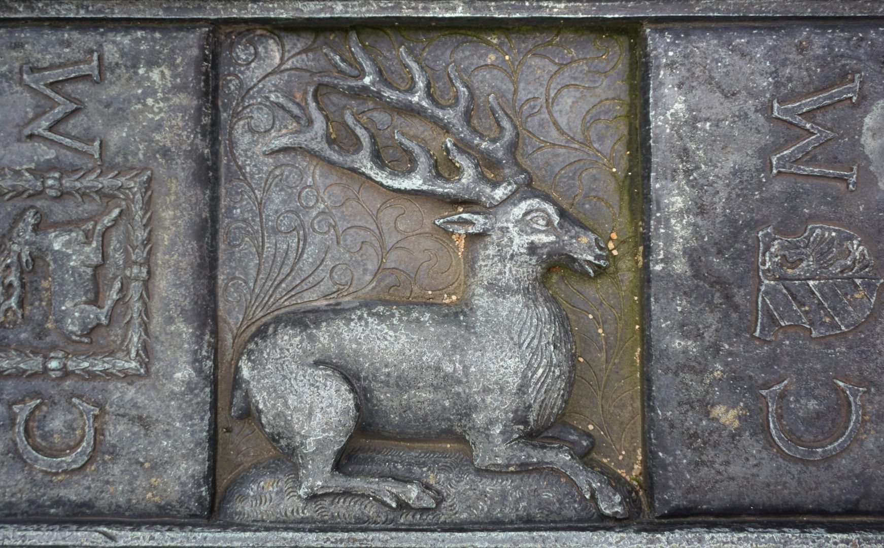 Grabstätte Christian Maijr (Mayr, Mair) Barbara Nussberger und Hanns Jeckel Detailansicht mit Hirsch vor damaszierten Hintergrund