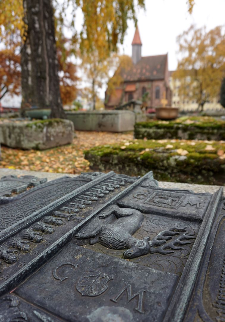 Grabstätte Christian Maijr (Mayr, Mair) Barbara Nussberger und Hanns Jeckel seitliche Detailansicht mit Blick auf die Rochuskapelle