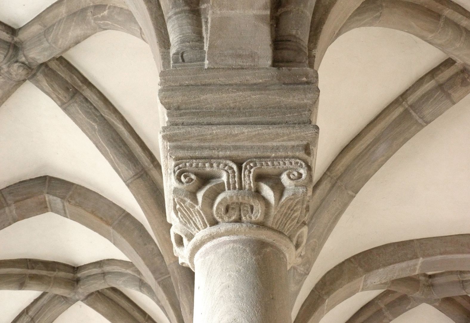 Euchariuskapelle östliches Säulenkapitell mit Gewölben
