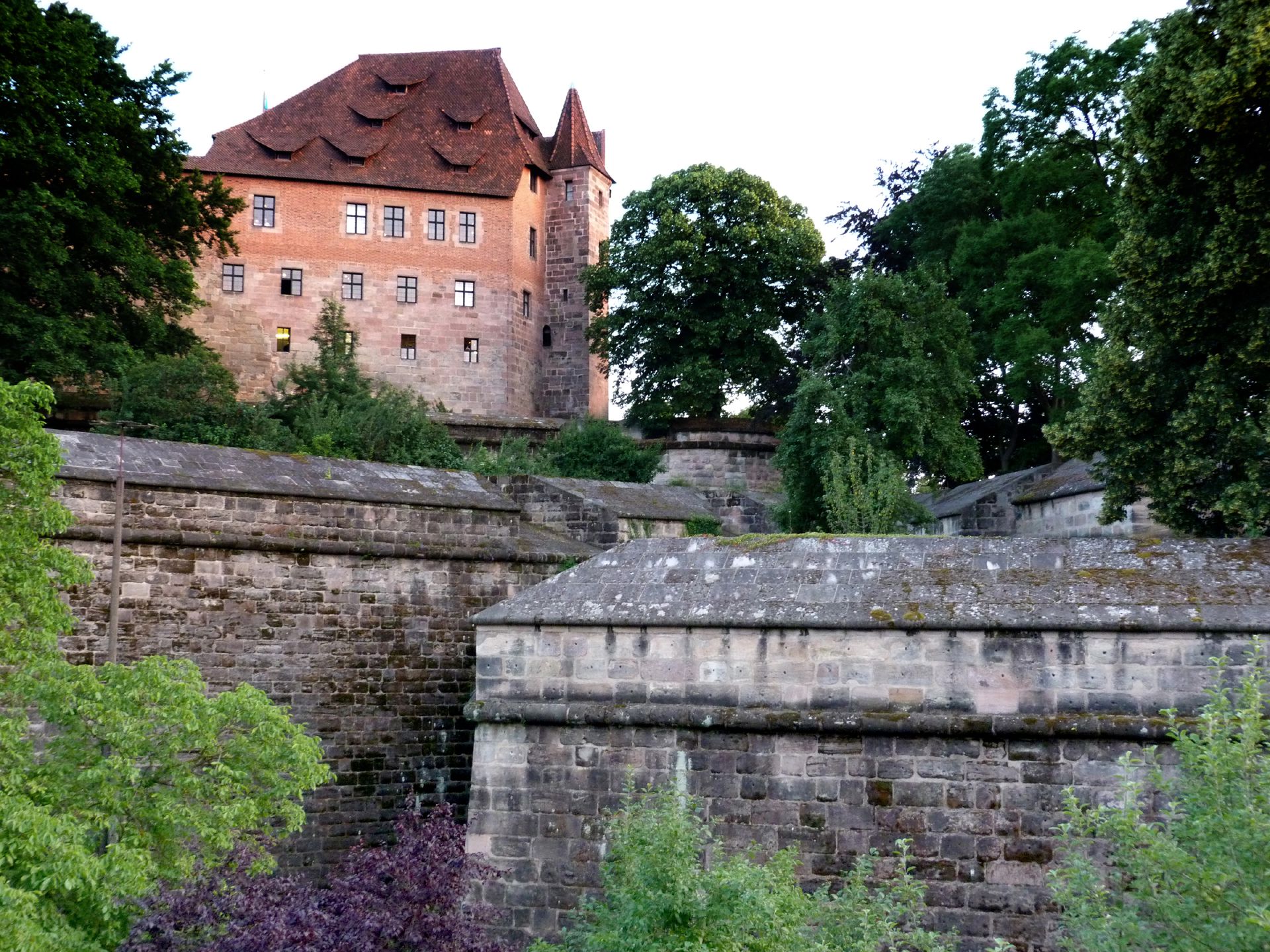 Stadtbefestigung von Fazuni Burgbasteien mit Kaiserburg