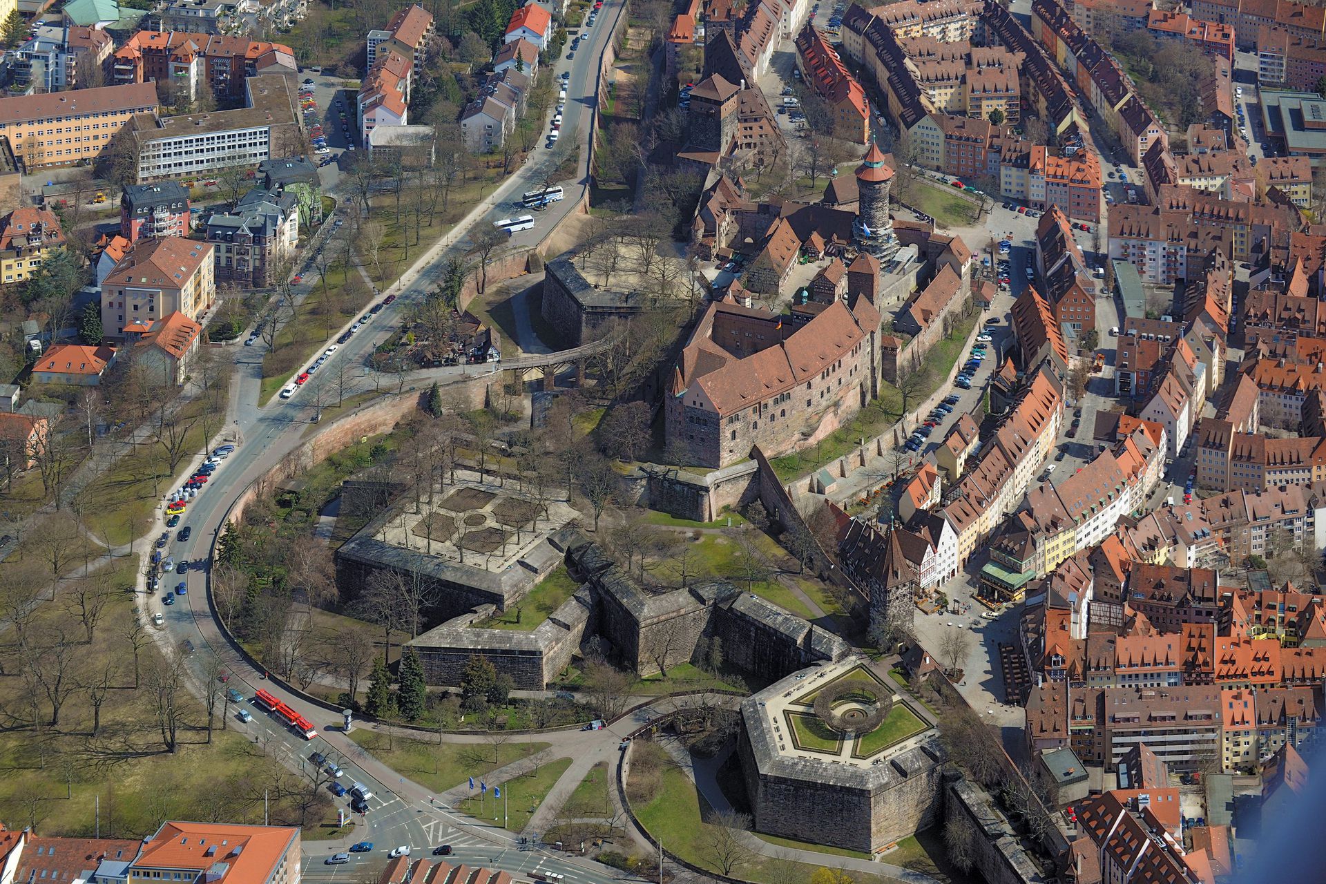 Stadtbefestigung von Fazuni Frühlingsaufnahme, im Vordergrund Tiergärtnertorbastei