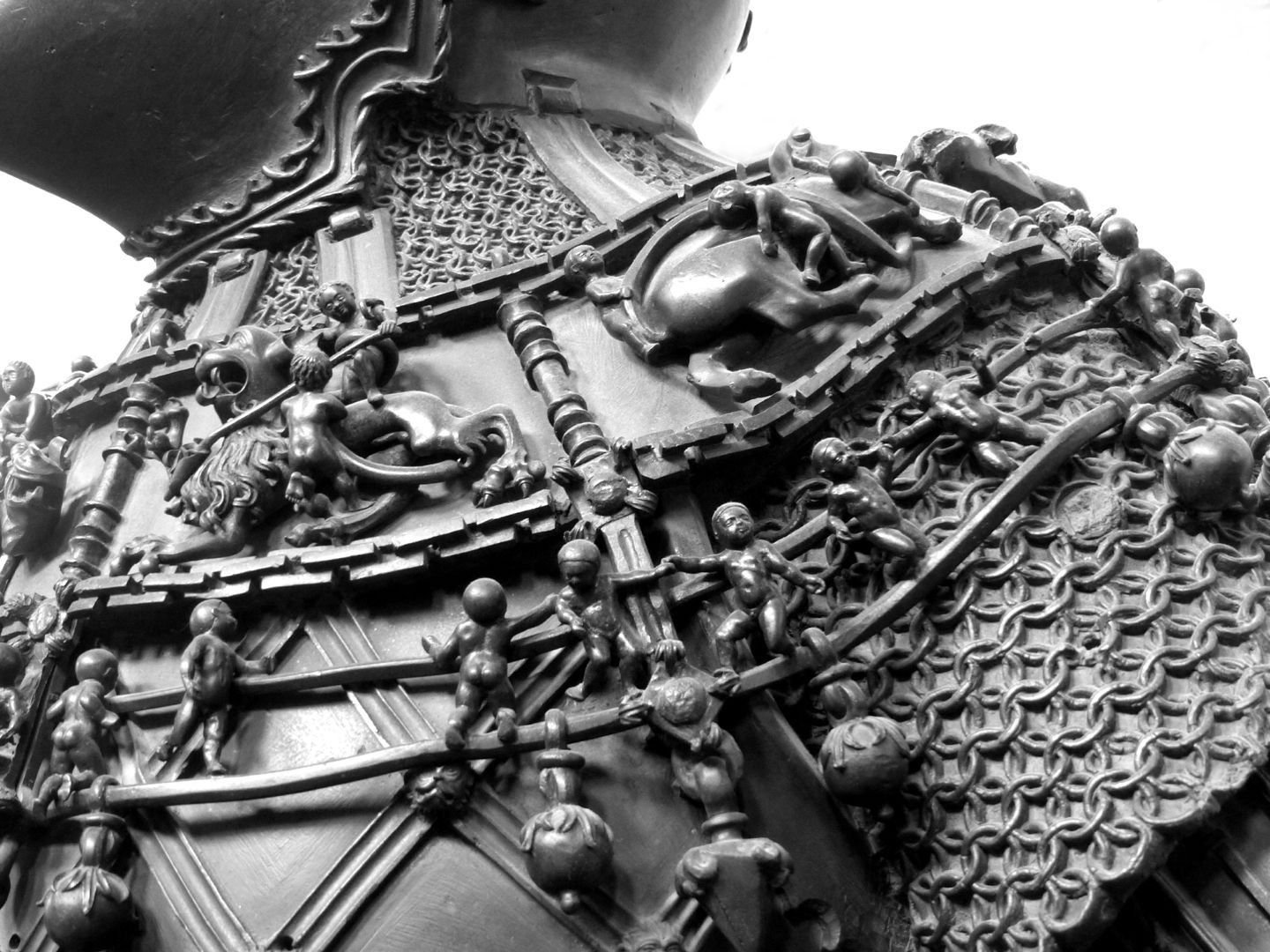 Ferdinand von Portugal (Innsbruck) Kette und Reliefs mit auf Fabelwesen reitenden Knaben, Detail