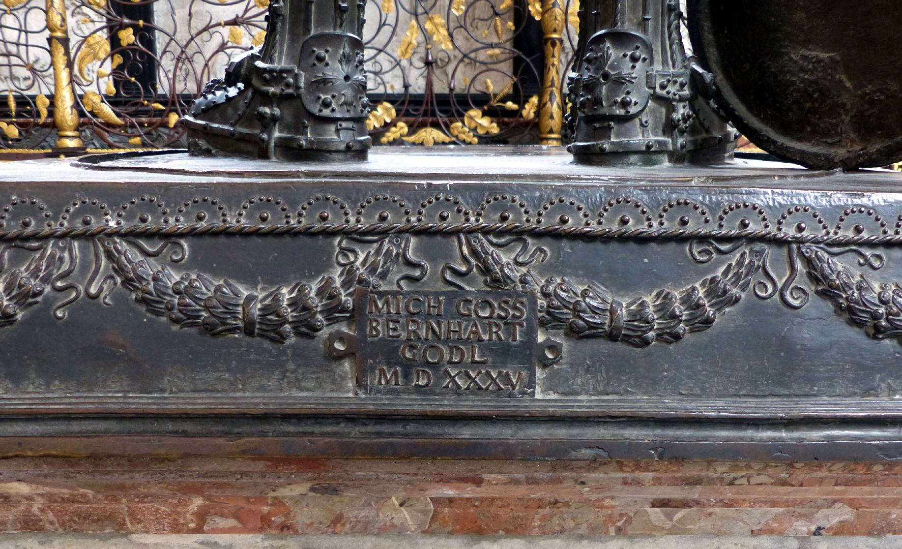 Ferdinand von Portugal (Innsbruck) Sockel mit Inschrift: MICH GOSS BERNHART GODL MDXXXV