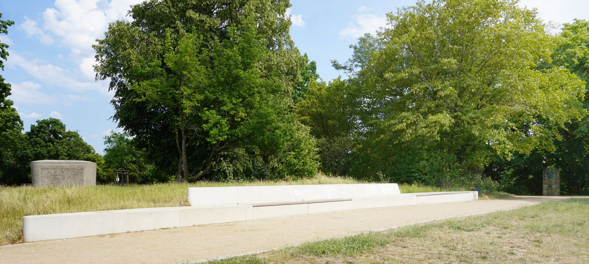Gedenktafel, Ludwig Andreas Feuerbach "Panoramabank" auf dem Rechenberg, links Denkmal von 1955, rechts Gedenktafel von 1906 (Standort seit 1999)