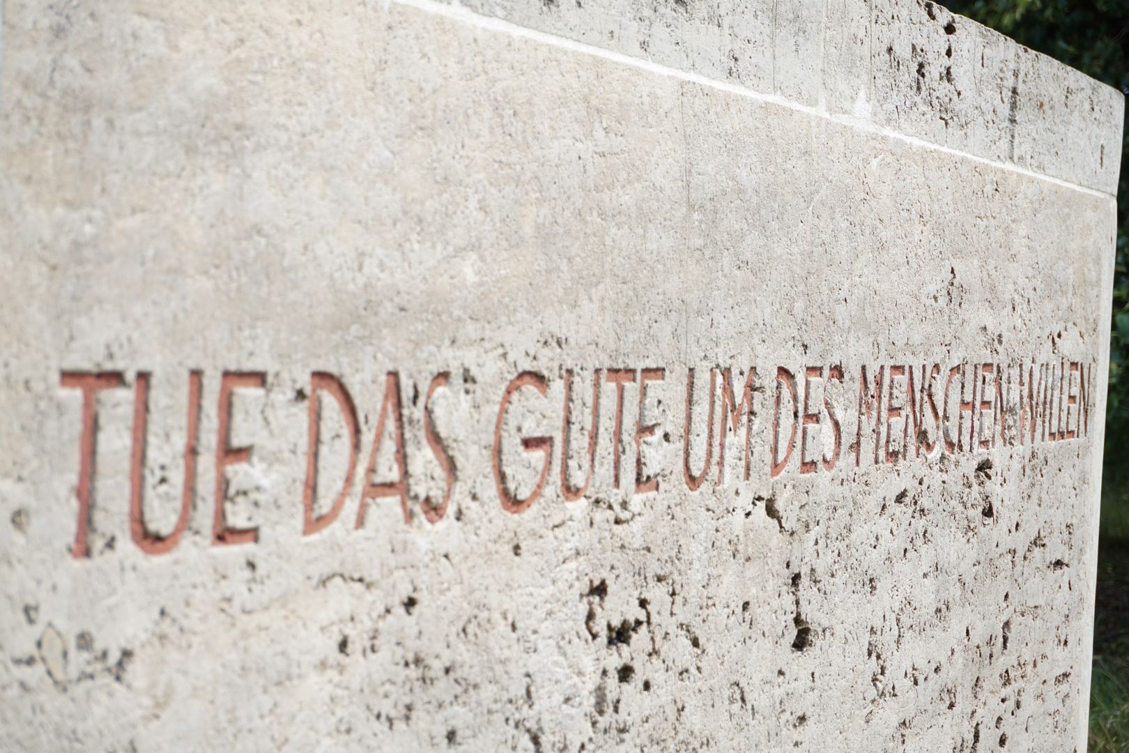 Ludwig Feuerbach Denkmal Westseite: "TUE DAS GUTE UM DES MENSCHEN WILLEN"