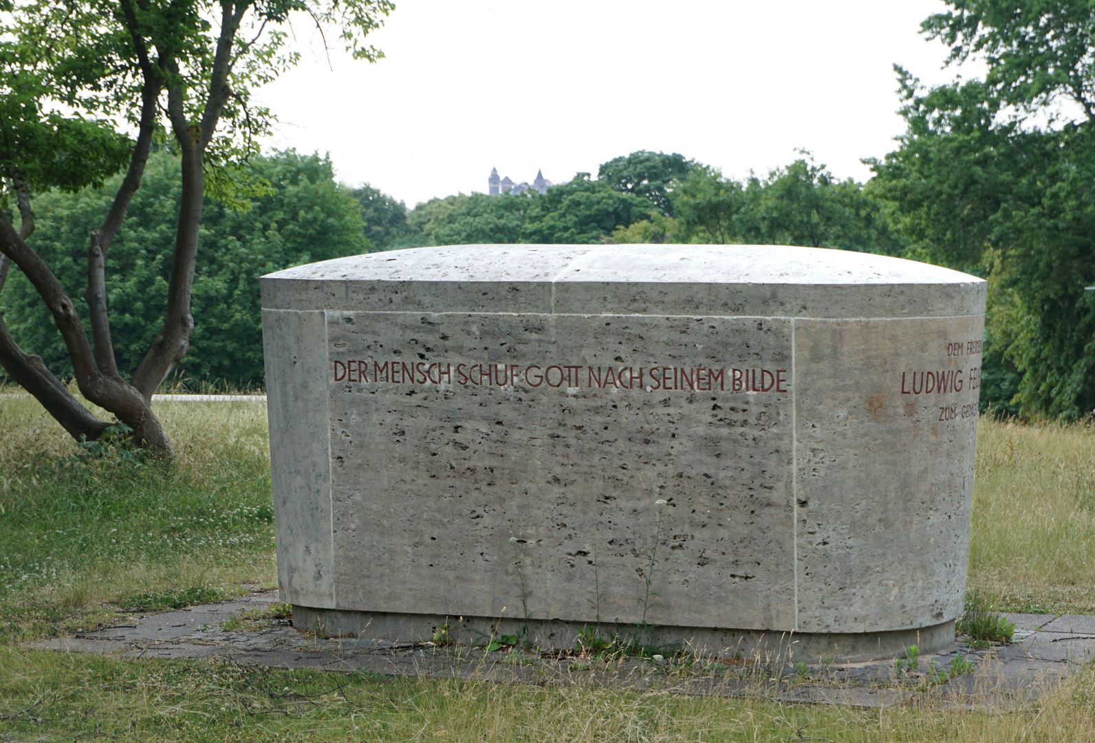 Ludwig Feuerbach Denkmal Ostseite: "DER MENSCH SCHUF GOTT NACH SEINEM BILDE" / oberes Bilddrittel mittig die Burgsilhouette von Osten