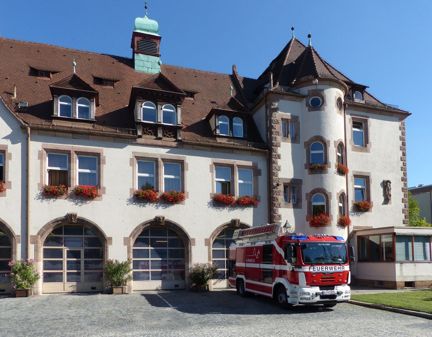 Feuerwache West Westseite mit Ausfahrten