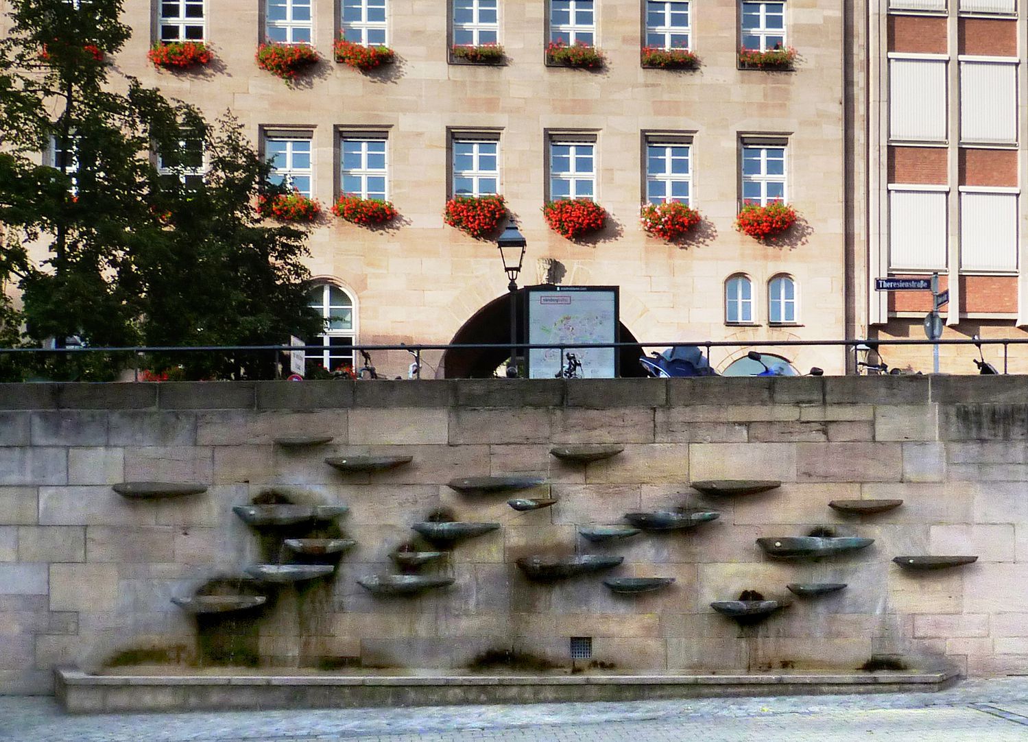 Fischbrunnen Gesamtansicht von Süden