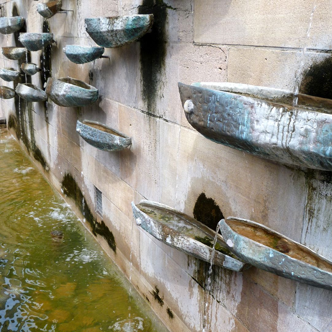 Fischbrunnen Wasserschalen, Schrägansicht