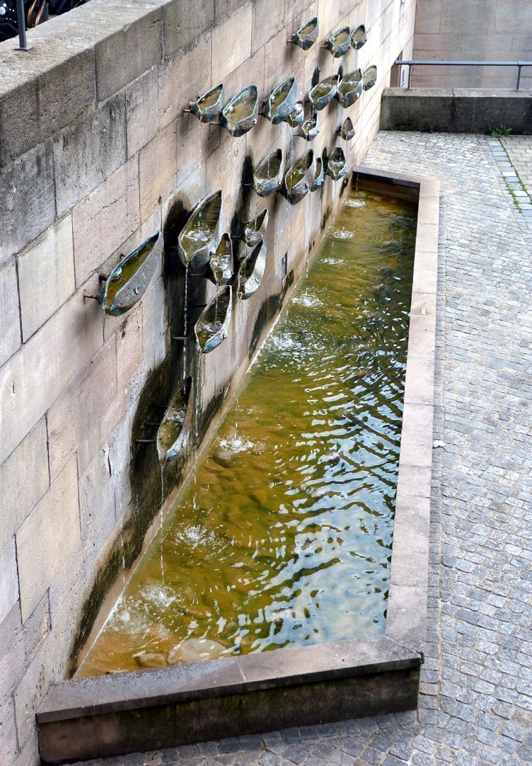 Fischbrunnen Aufsicht von Westen