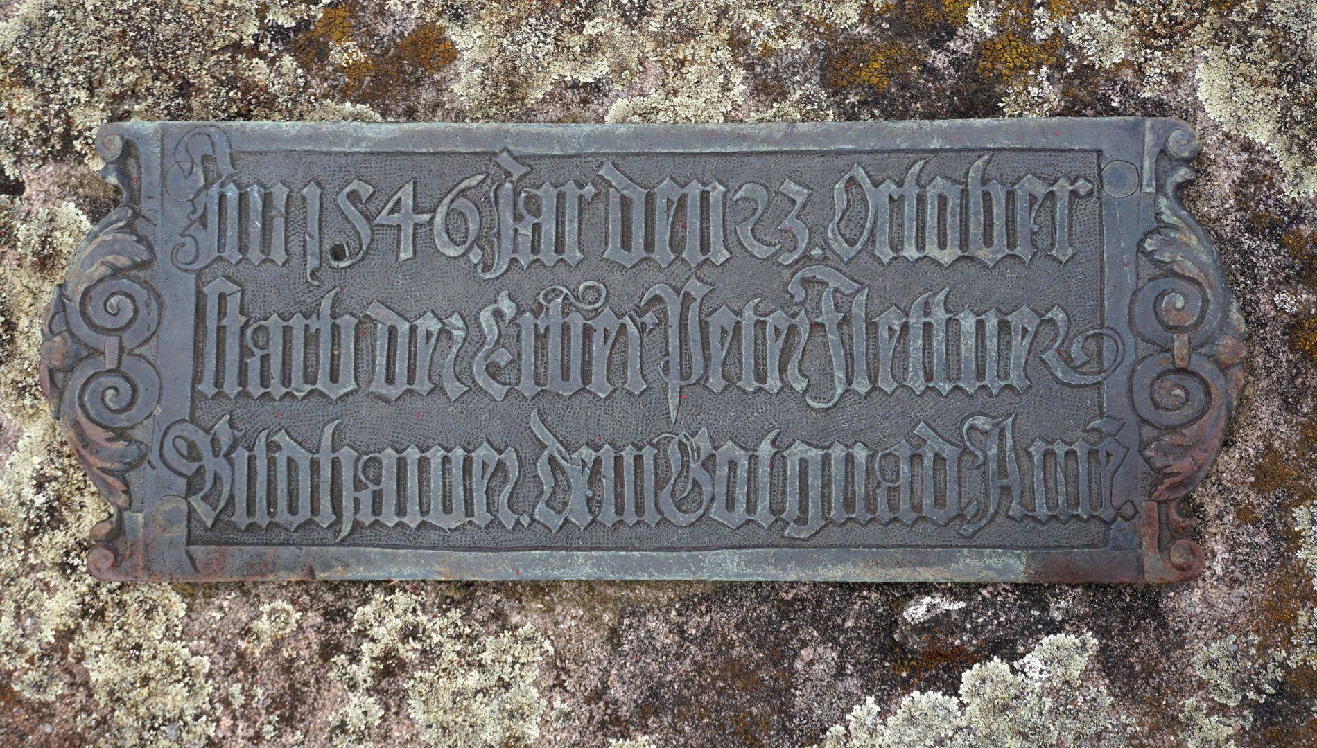Epitaph des Peter Flötner Inschrifttafel: Im 1546. Jar den 23. October. starb der Erber Peter Flettner, Bildhawer, dem Got gnad. Amen.