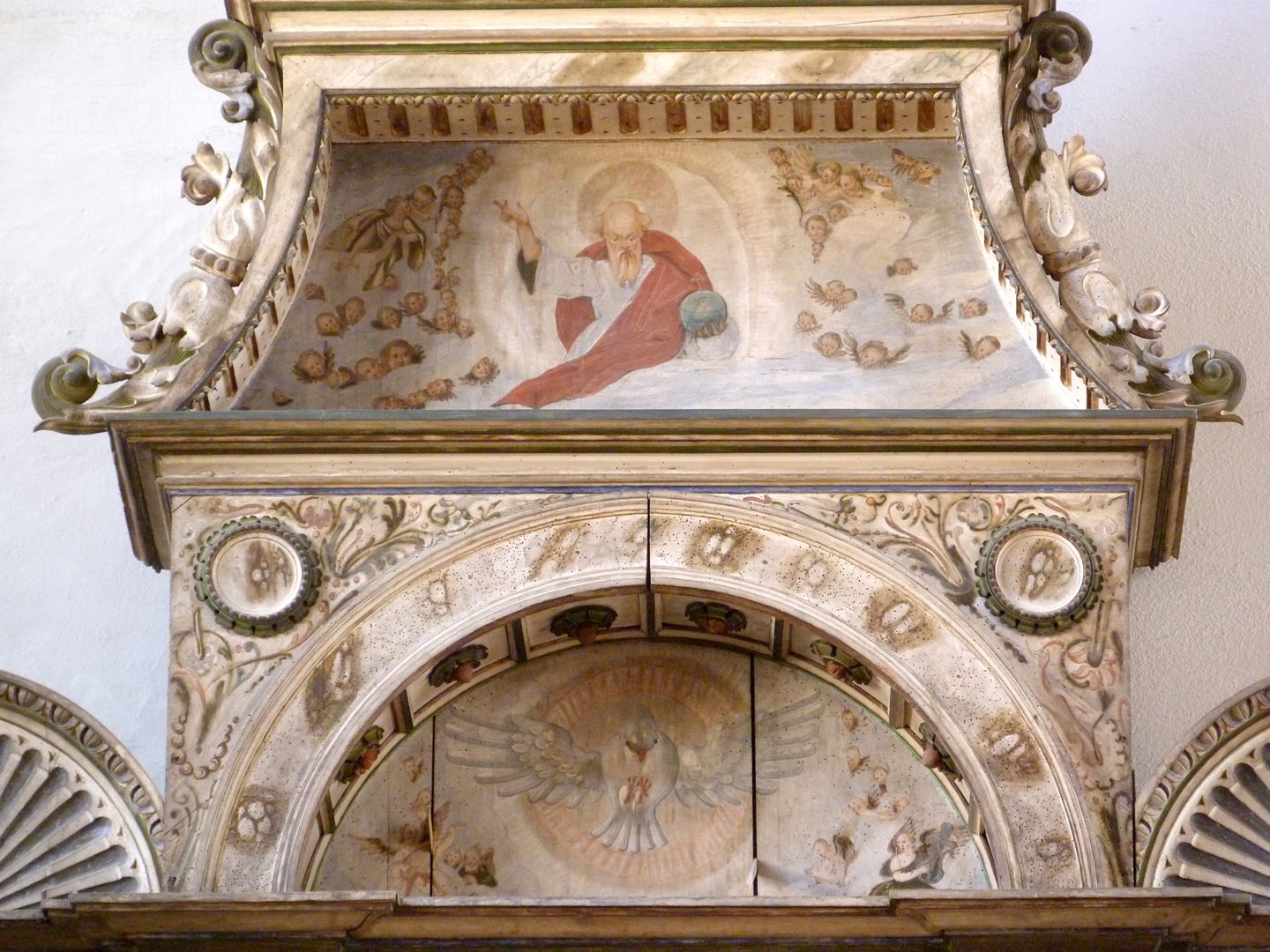 Flötner Altar (Ansbach) Bogen- und Ädikuladetail mit Darstellung Gottes samt Engelschar