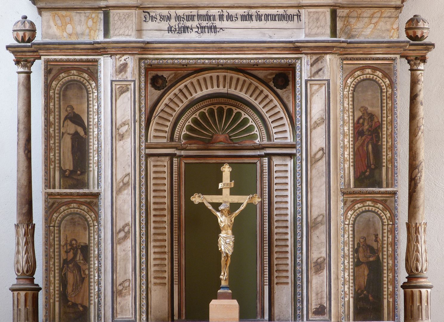 Flötner Altar (Ansbach) Altar Mittelkörper, Inschrift aus Korinther 10,16 zweiter Satz (Ist der Kelch des Segens, über den wir den Segen sprechen, nicht Teilhabe am Blut Christi?) Ist das Brot, das wir brechen, nicht Teilhabe am Leib Christi?