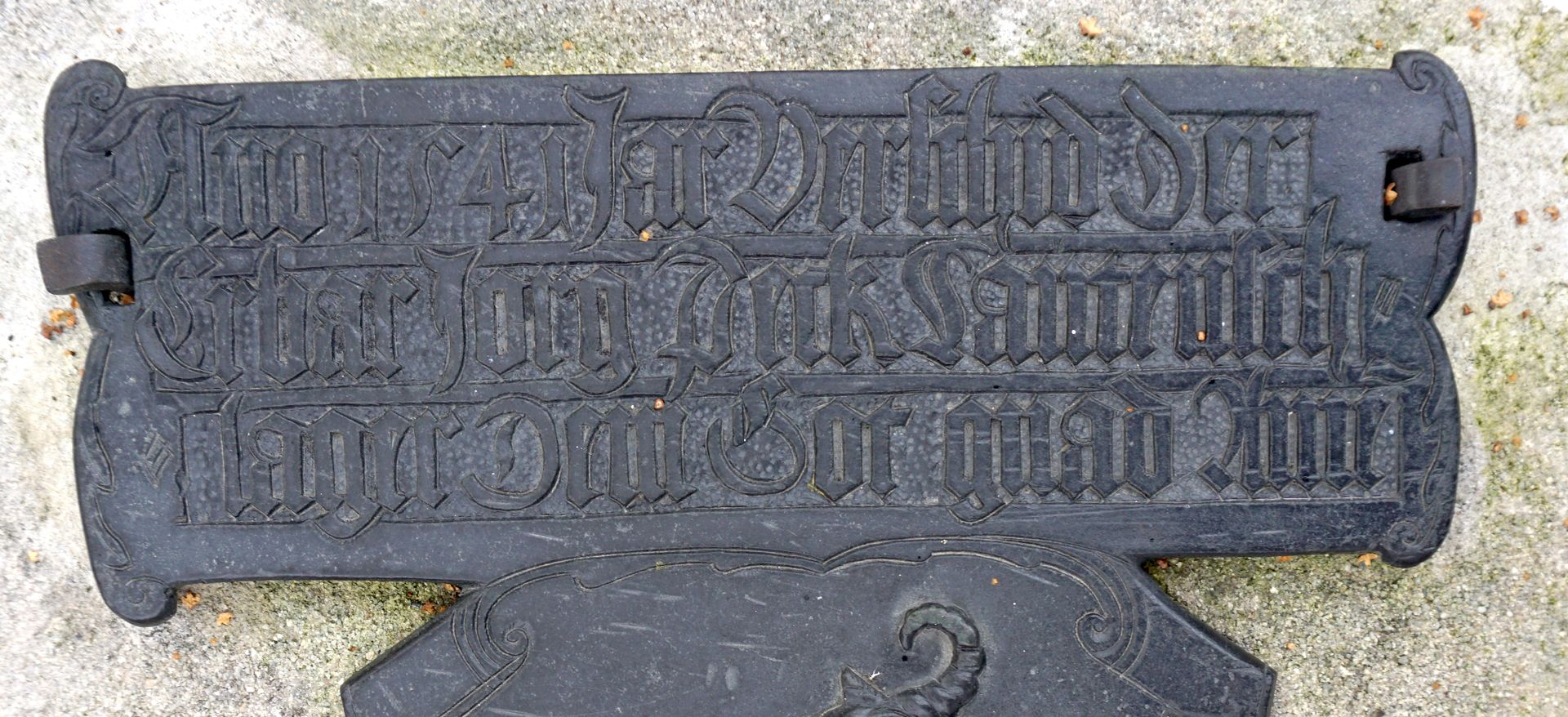 Epitaph des Franz Schmidt Inschrifttafel und Wappen von Jorg Peck (Lautenschlager, gest. 1541)