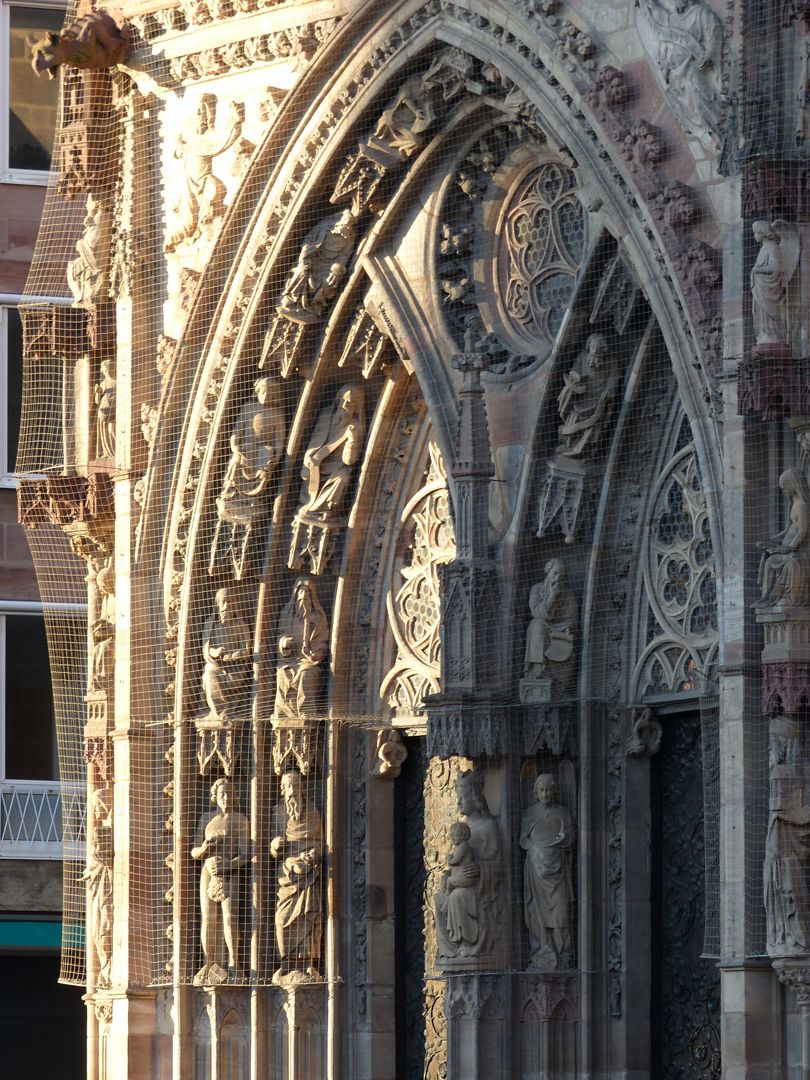 Die Frauenkirche als Architektur Vorhalle: Hauptportal, Schrägansicht