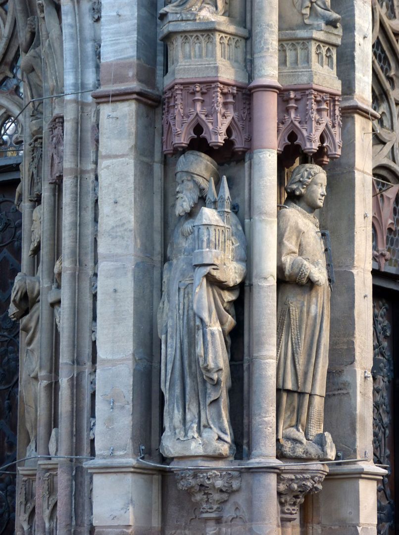 Die Frauenkirche als Architektur Eckpfeiler der Vorhalle mit Stadtpatronen, Sebald und Lorenz
