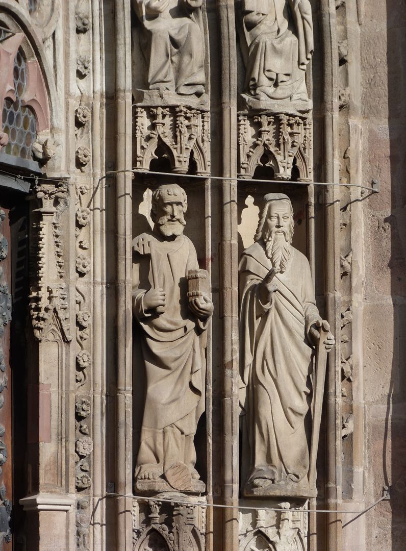 Die Frauenkirche als Architektur Hauptportal, rechtes Register mit Petrus und Paulus