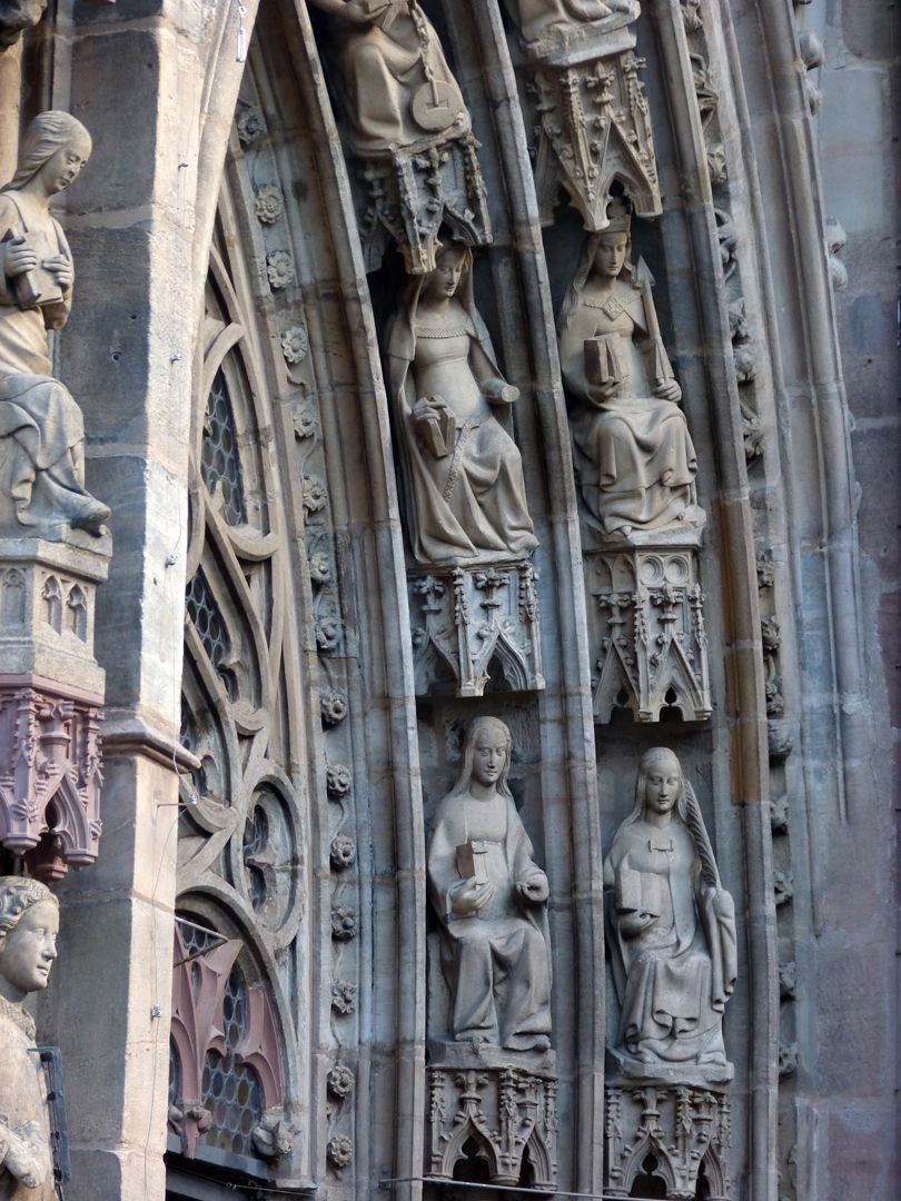 Die Frauenkirche als Architektur Hauptportal, Archivoltenfiguren